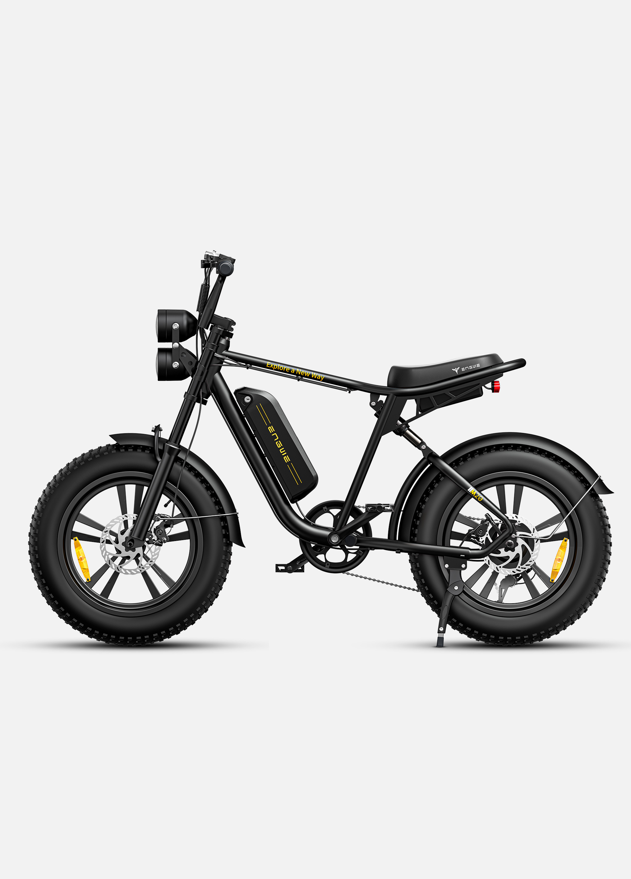 Una e-bike nera con pneumatici larghi, doppio faro e pacco batteria.