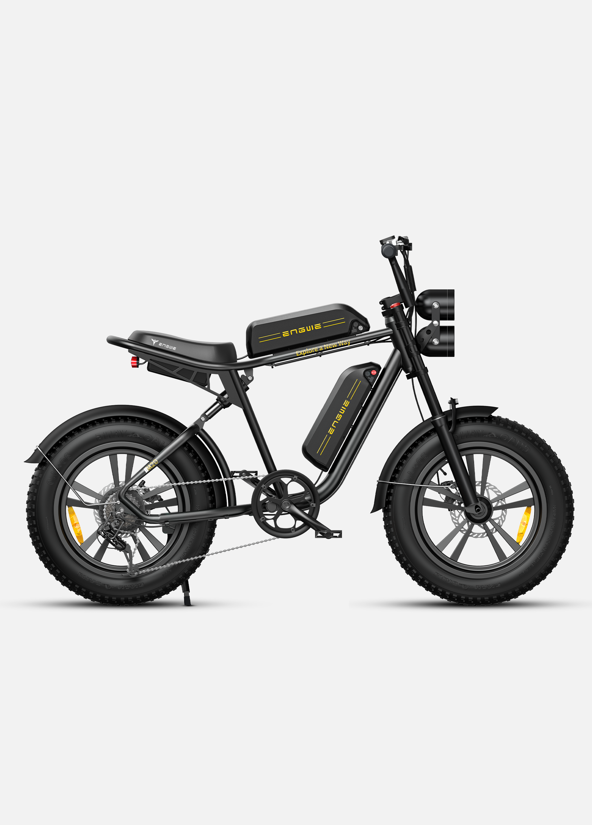 Bicicleta eléctrica negra con neumáticos anchos, dos baterías y detalles amarillos.