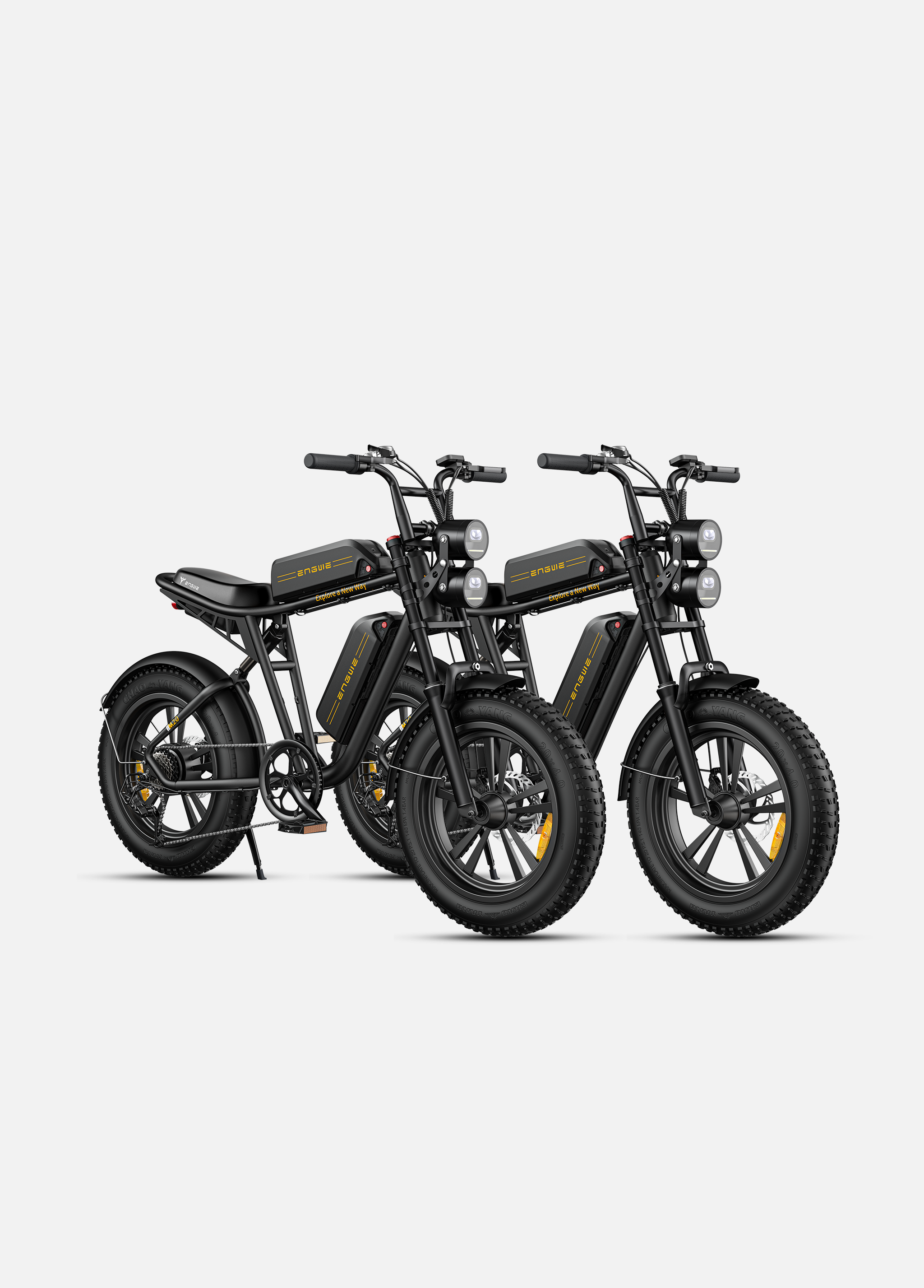 Due e-bike nere con ruote grasse e doppio faro.