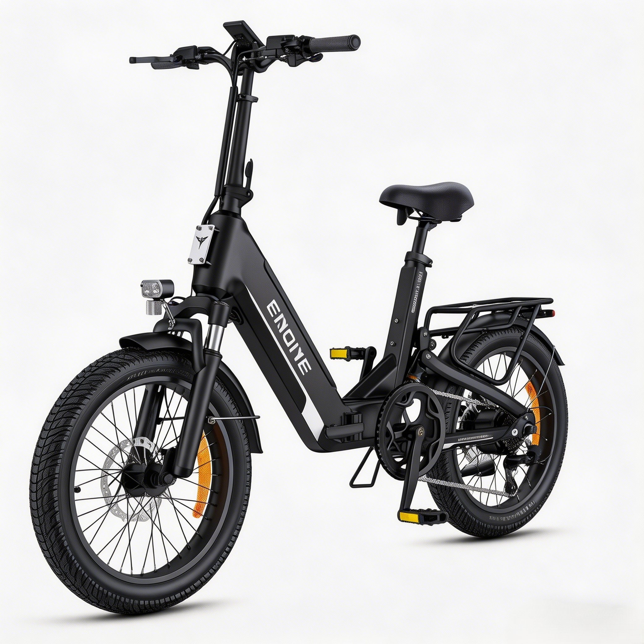 Una bicicleta eléctrica plegable negra con portaequipajes, faro y pedales amarillos.