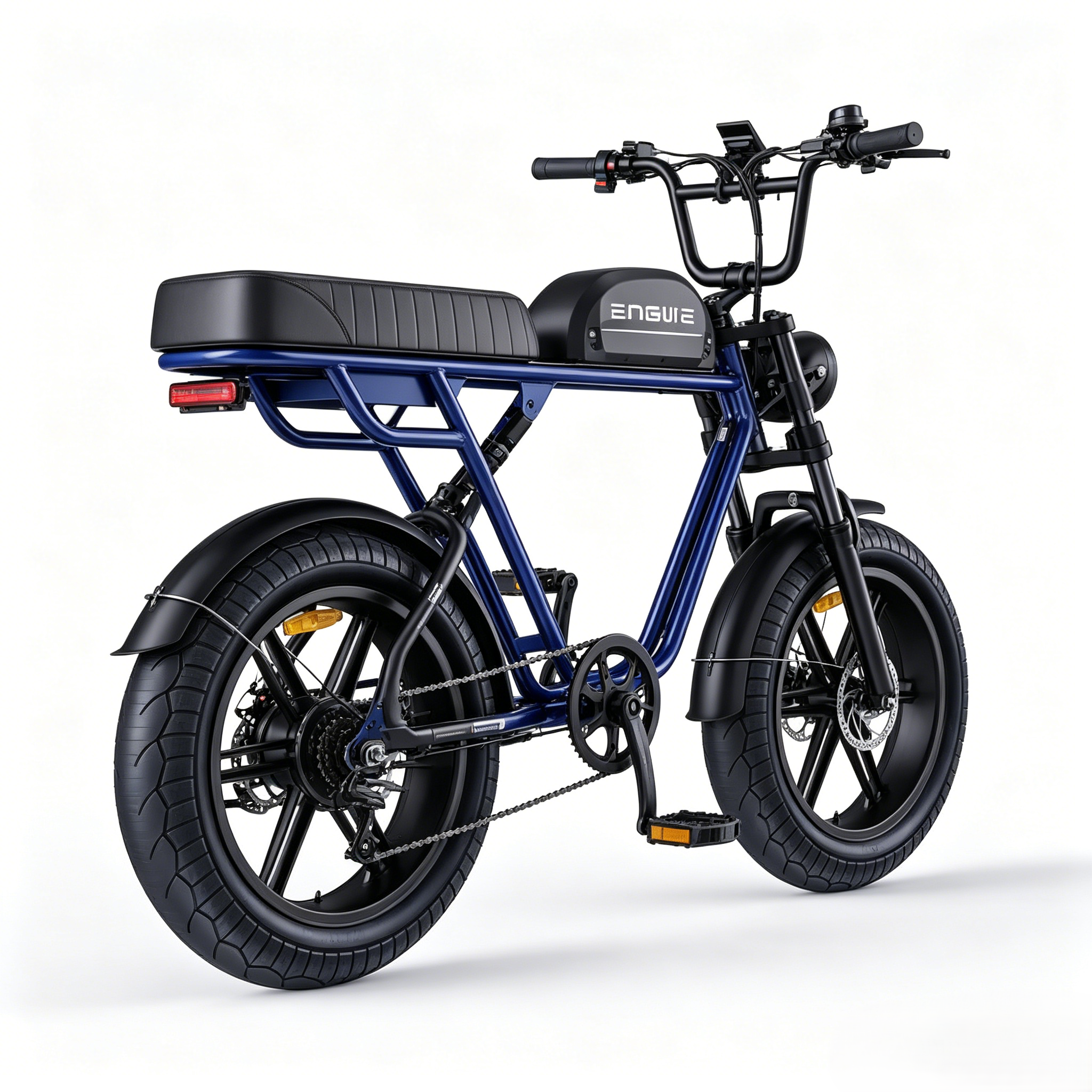 Una bicicleta eléctrica azul con neumáticos y asiento negros, sobre fondo blanco.