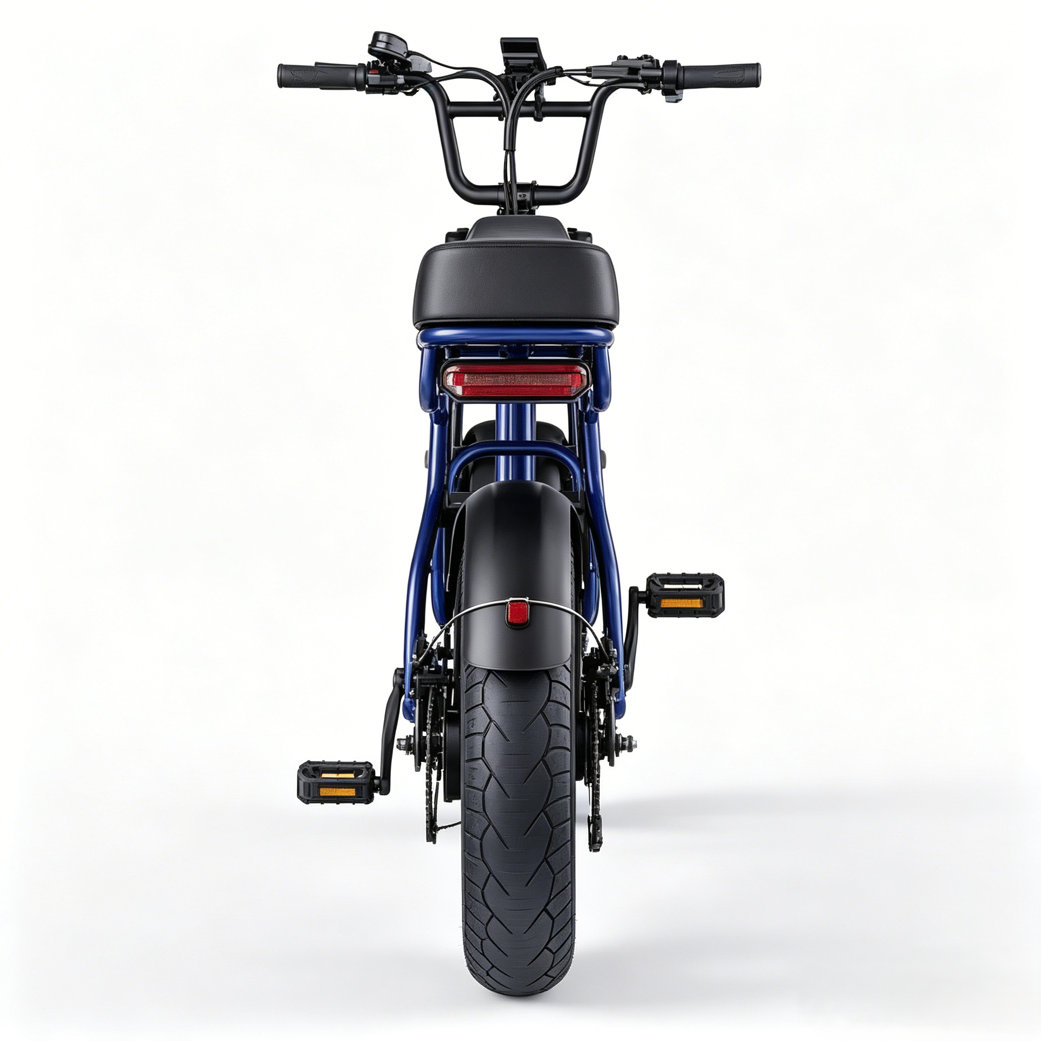 Vista trasera de una e-bike azul con neumático ancho, sillín y manillar negros.