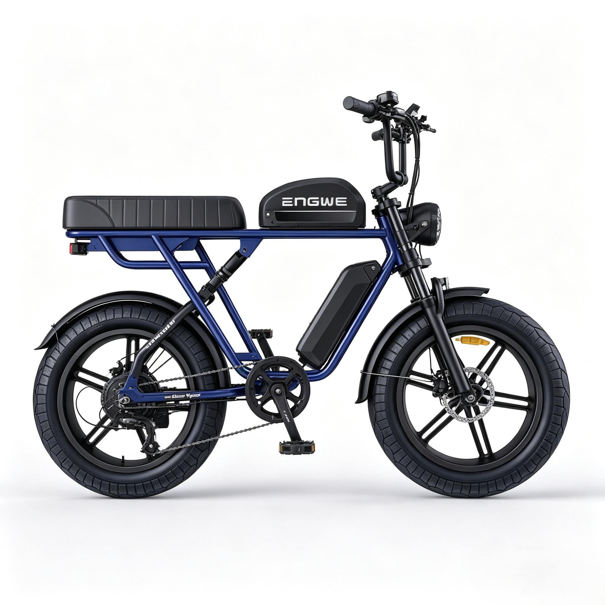 Bici elettrica blu con pneumatici larghi, sella nera e logo ENGWE sul serbatoio.
