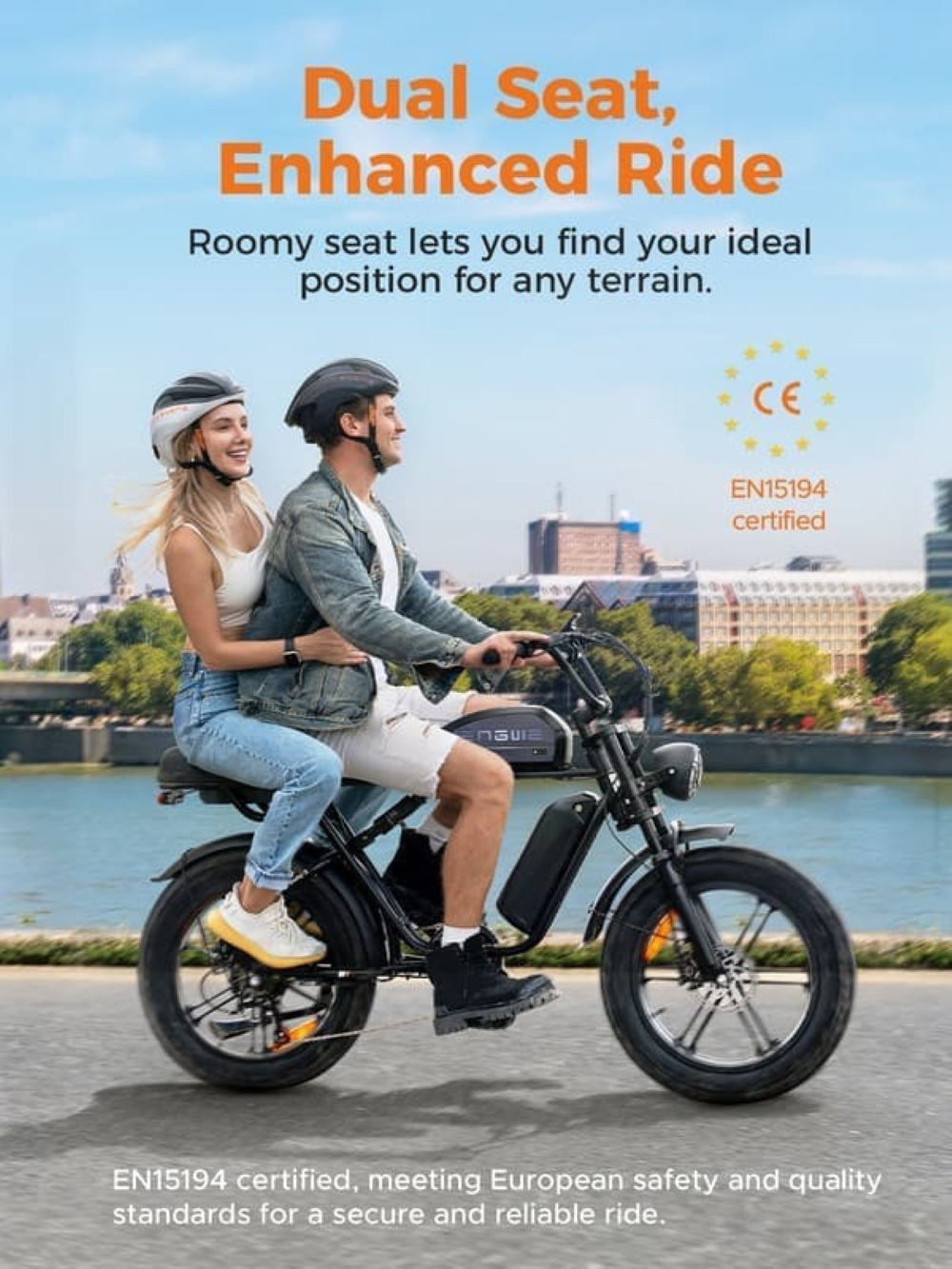 Pareja montando una bici eléctrica de doble asiento, fondo de ciudad y río.
