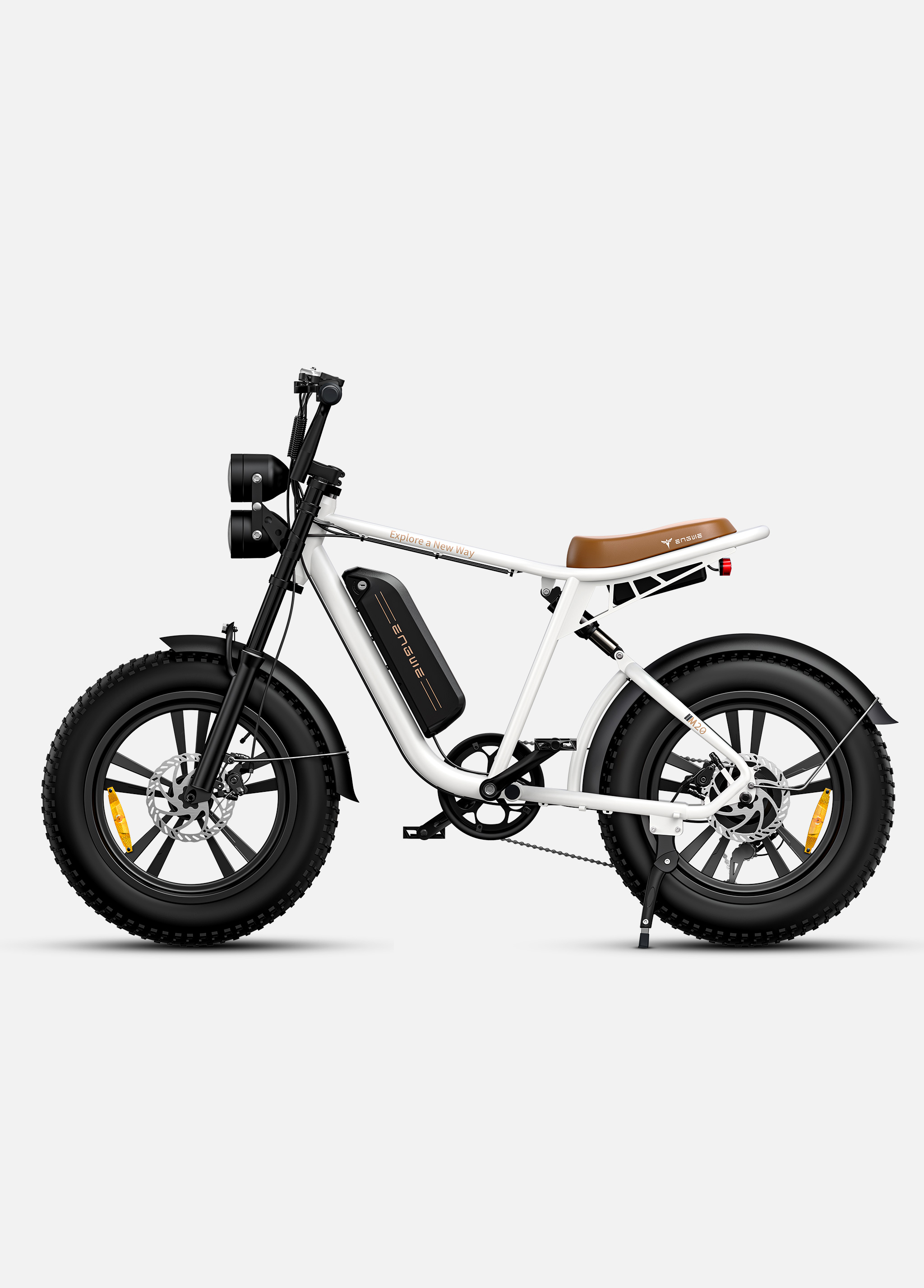 Una bici elettrica bianca con sella marrone, pneumatici larghi e doppio faro.