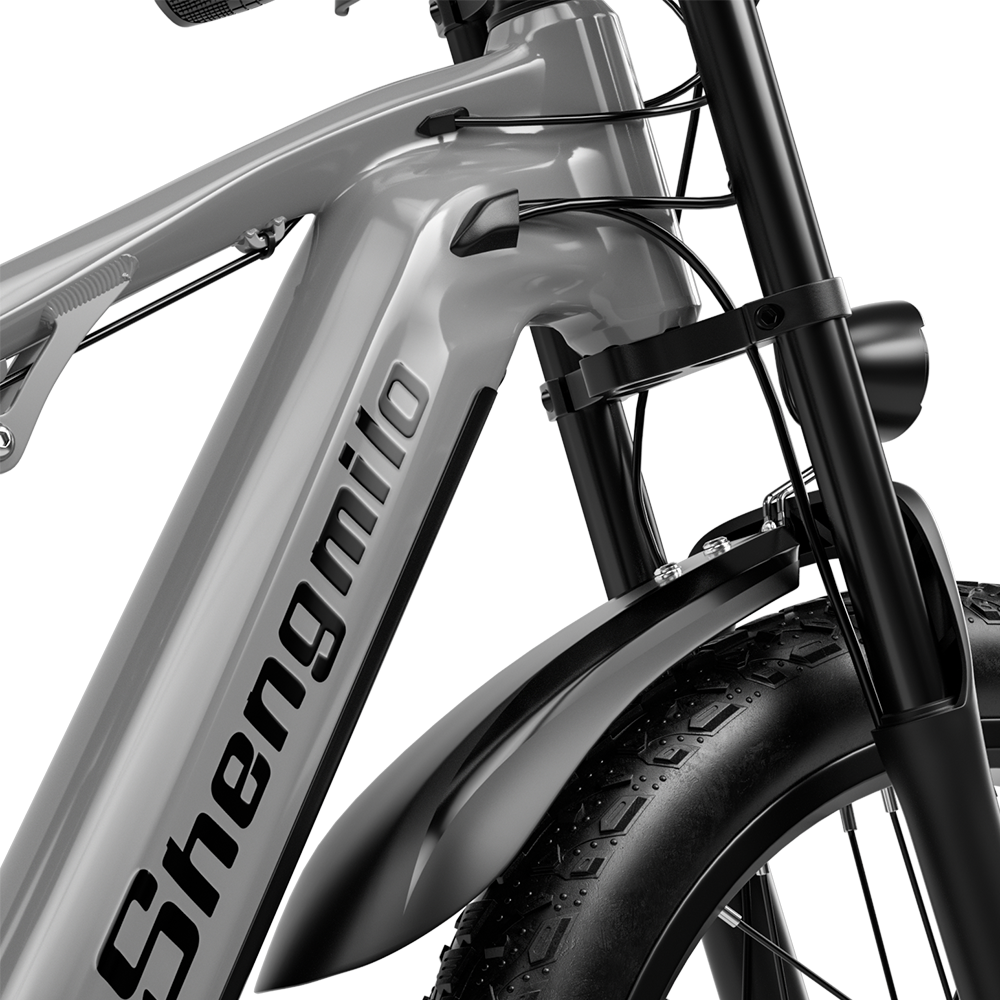Primo piano del telaio grigio di bici elettrica con pneumatici e parafango neri. Logo Shengmilo visibile.