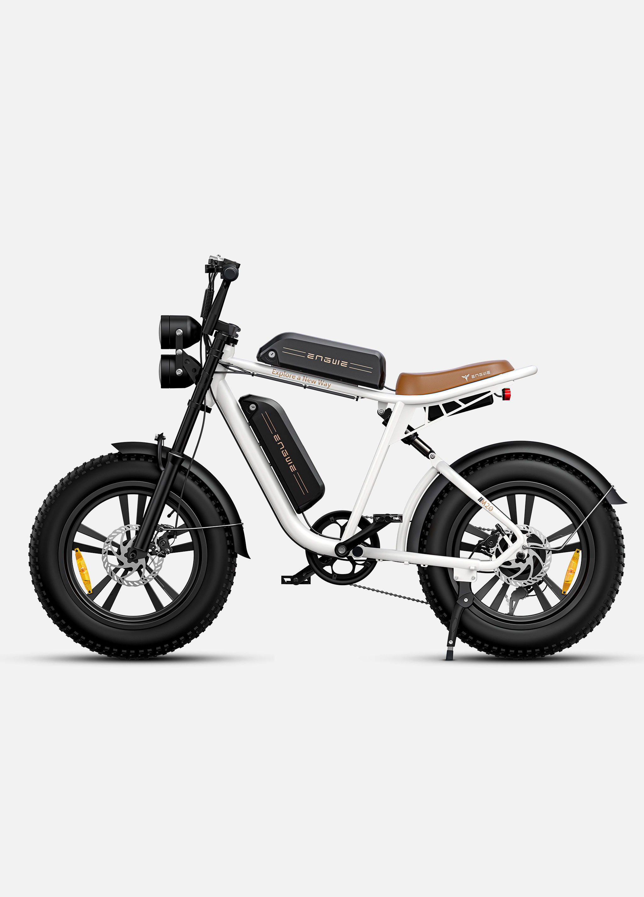 Una bicicleta eléctrica blanca con asiento marrón, doble faro y ruedas anchas.