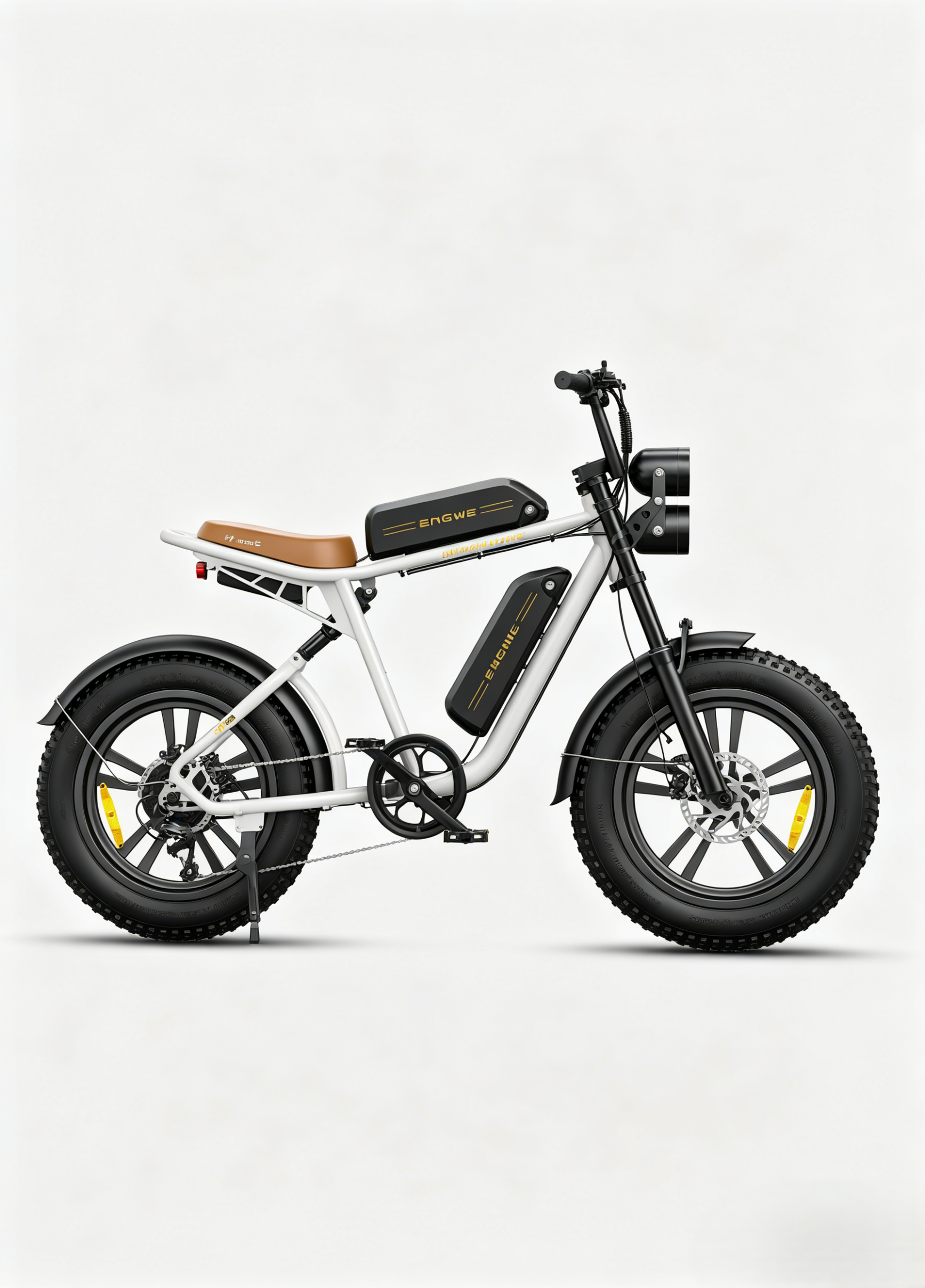 Una bici elettrica bianca con sella marrone e pneumatici larghi.