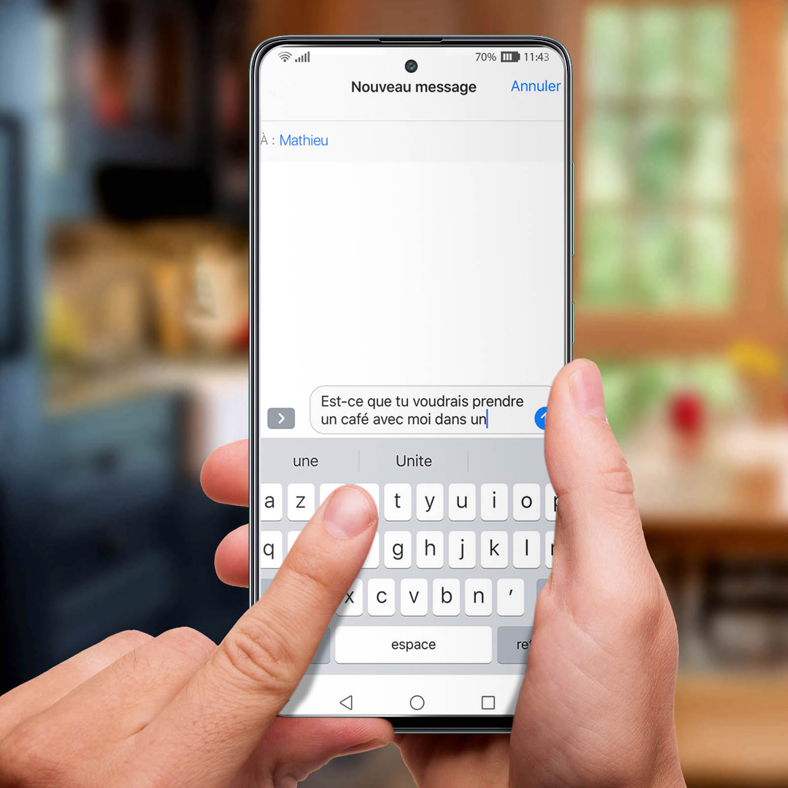 Un messaggio viene digitato su un telefono per prendere un caffè.
