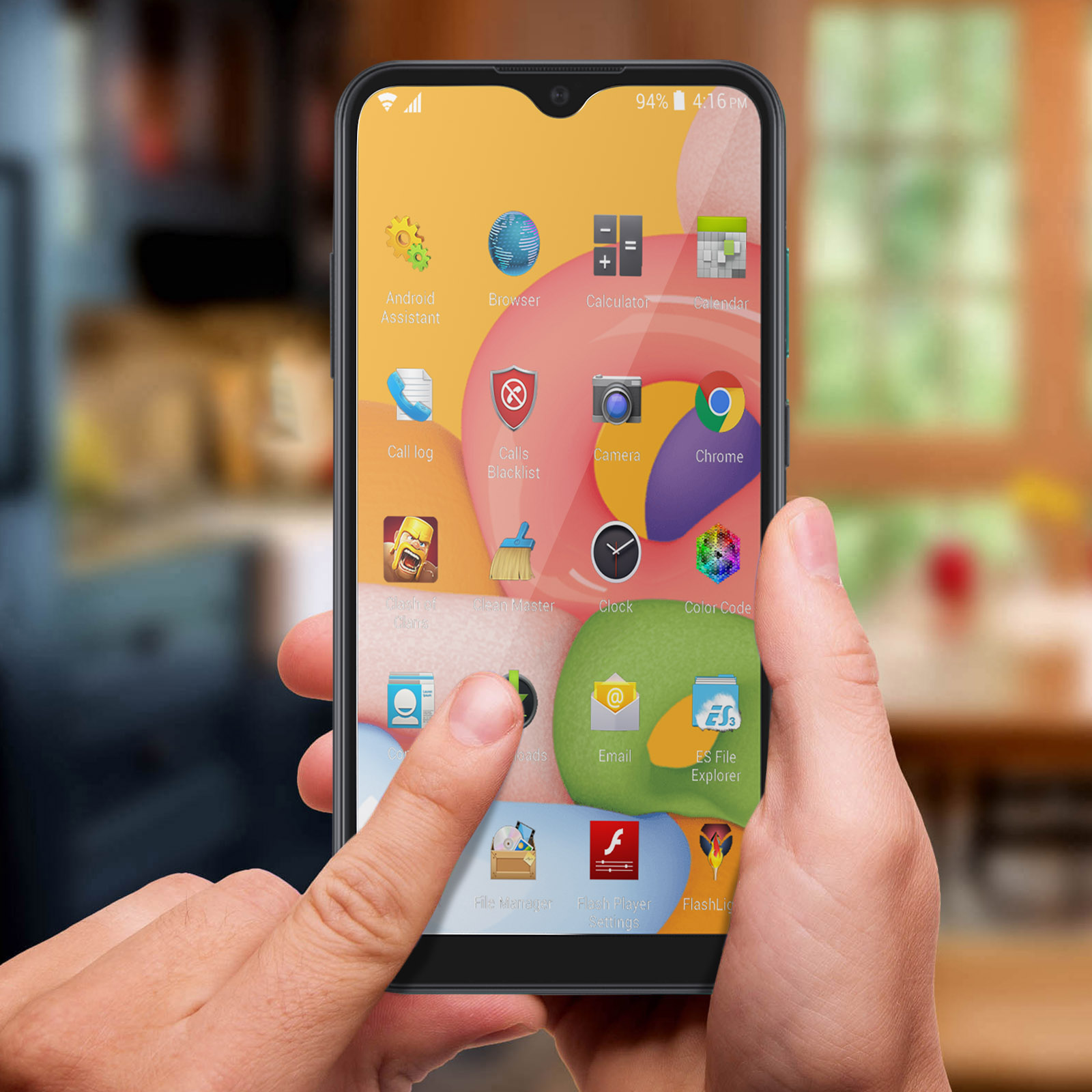 Mains tenant un smartphone affichant des applications comme Chrome, Appareil photo et Email. L'écran est allumé.