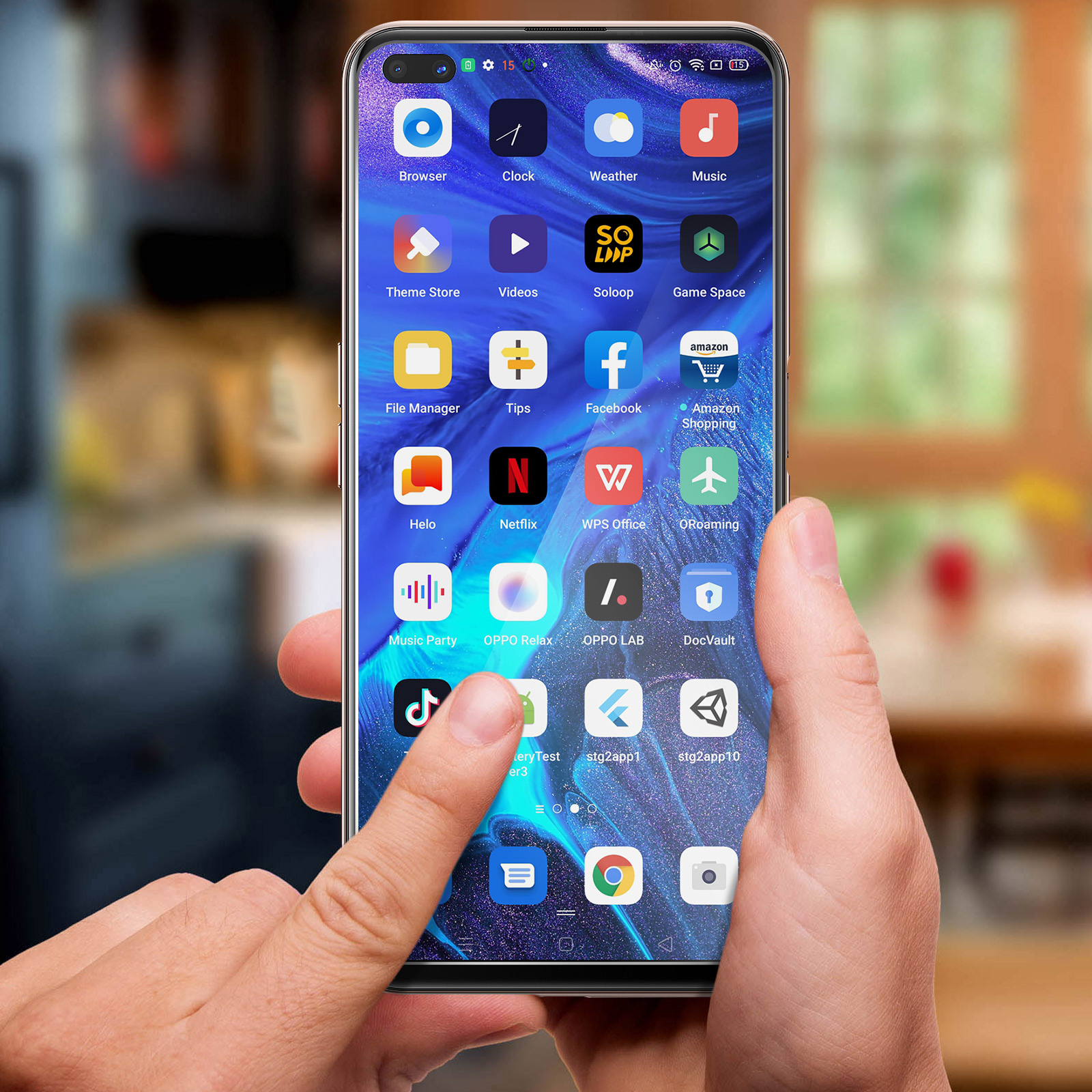 Un dito tocca lo schermo di uno smartphone con icone di app su sfondo blu astratto.