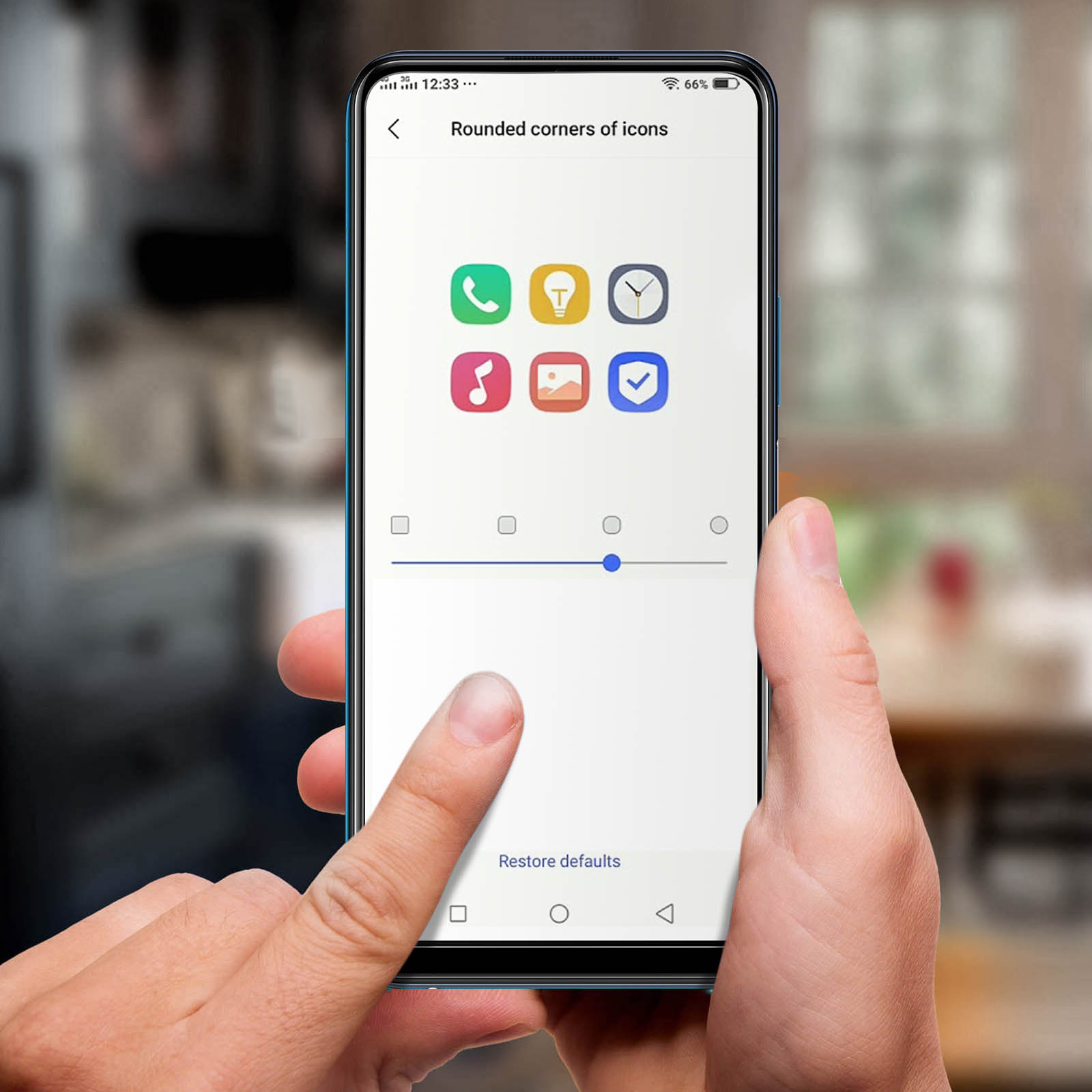 L'écran du téléphone affiche des options d'arrondi d'icônes avec un doigt touchant l'écran.