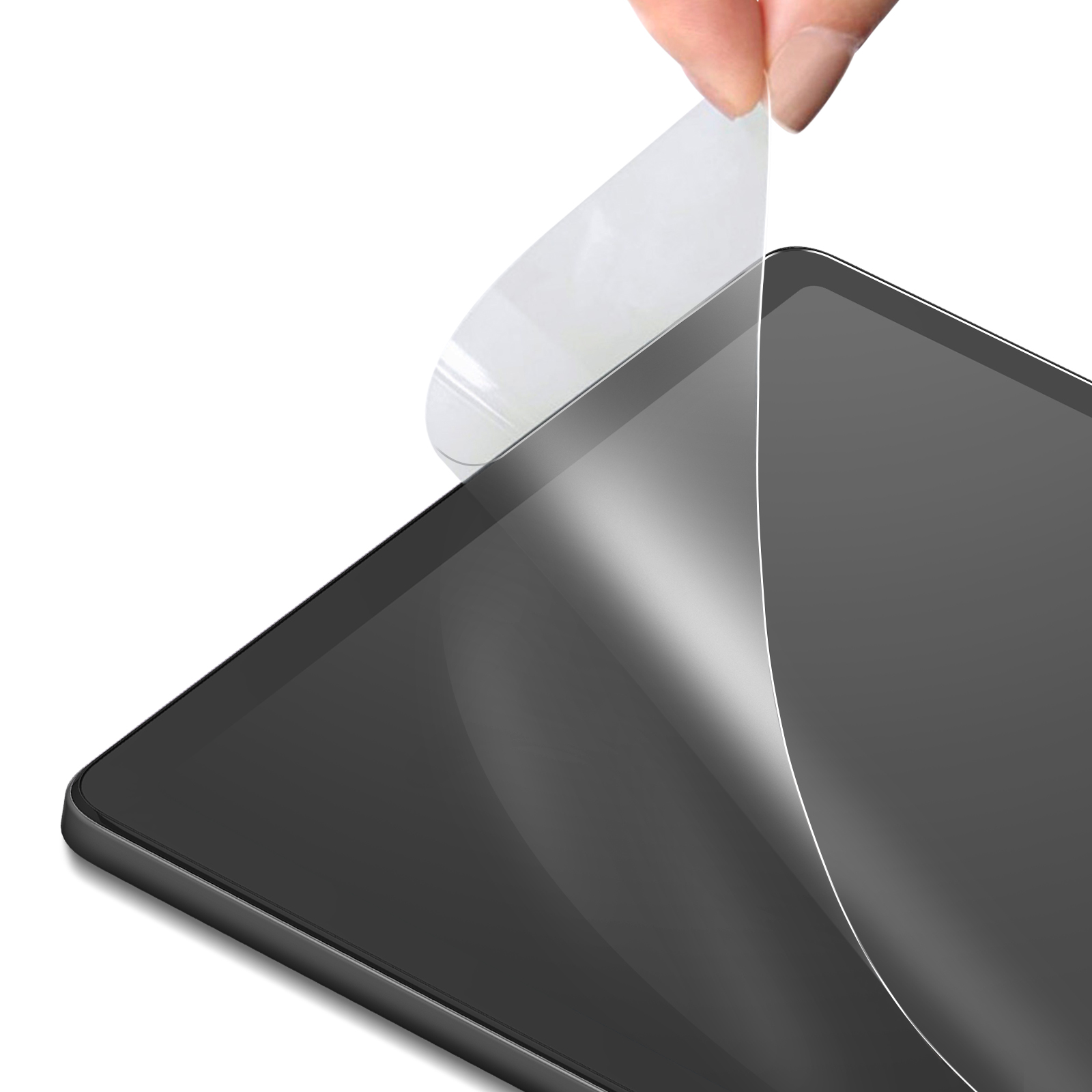 Un dito stacca una pellicola protettiva trasparente da uno schermo tablet scuro.