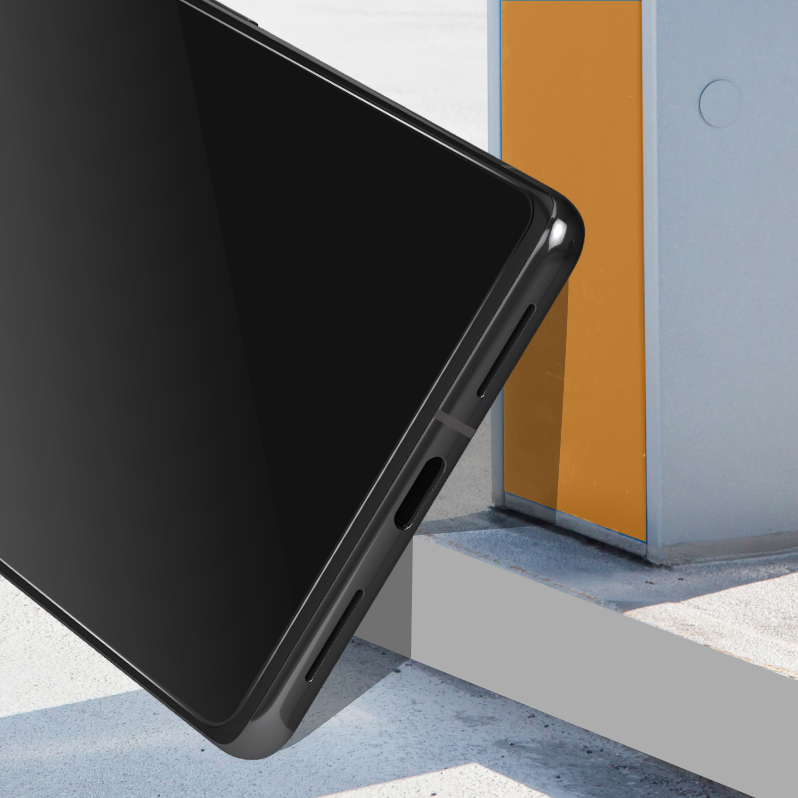 Smartphone noir avec écran brillant, vue rapprochée.