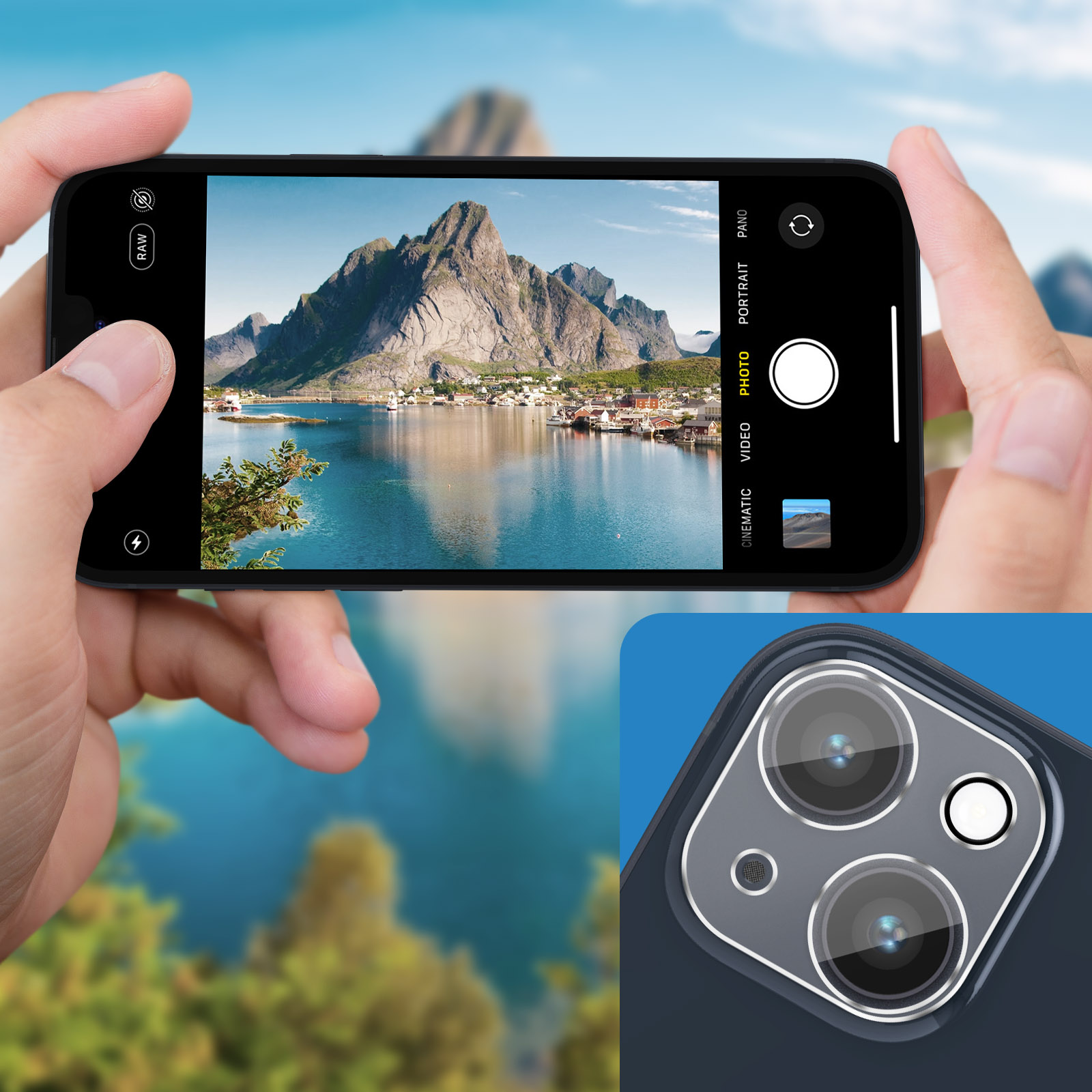 Een hand houdt een smartphone vast met een berglandschap en een dorp aan het water.