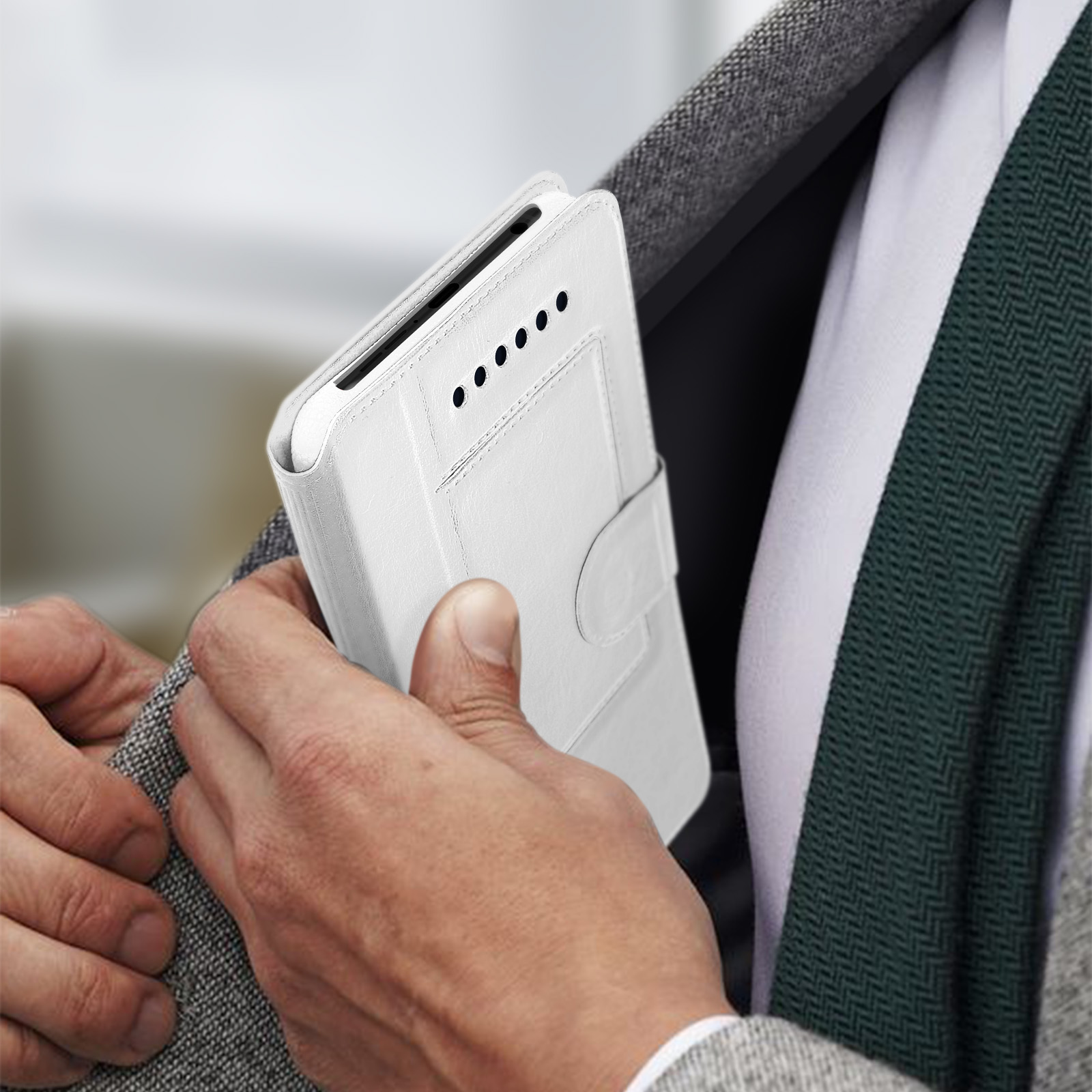 Un homme met un étui de téléphone blanc dans la poche de sa veste.
