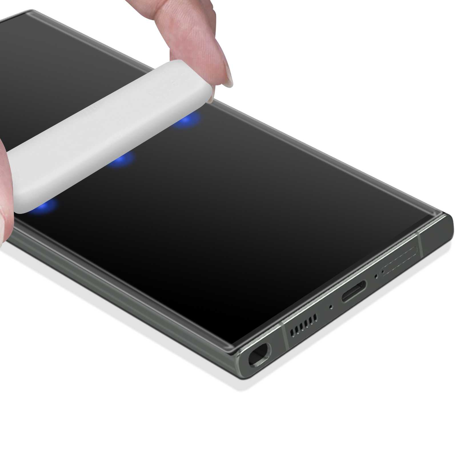 Une main retire un protecteur d'écran blanc d'un écran de smartphone.