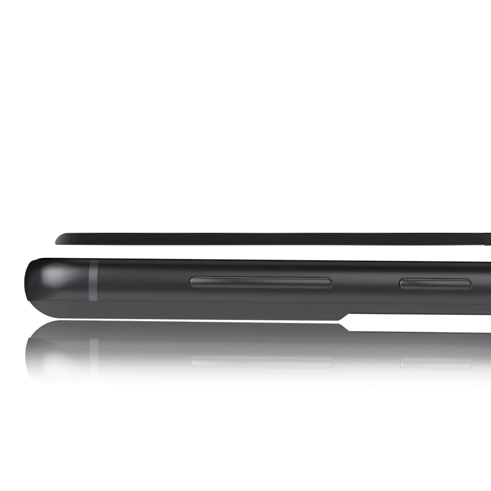 Primo piano di una custodia nera per telefono e telefono con riflesso.