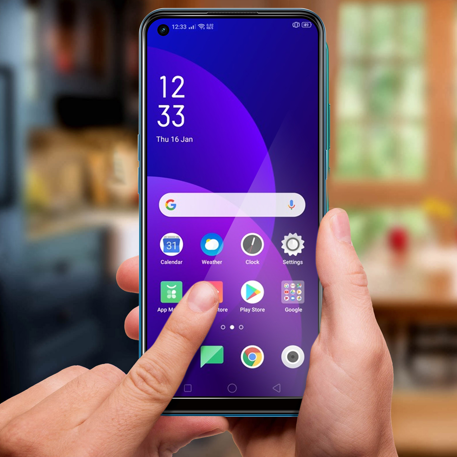 Des mains tiennent un smartphone avec un écran violet affichant des applications. Un doigt touche l'écran.