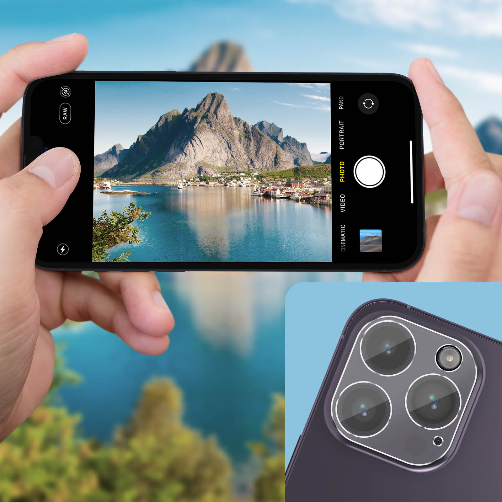 Des mains tiennent un smartphone affichant un village pittoresque avec montagnes et eau. Une seconde caméra de téléphone est montrée.