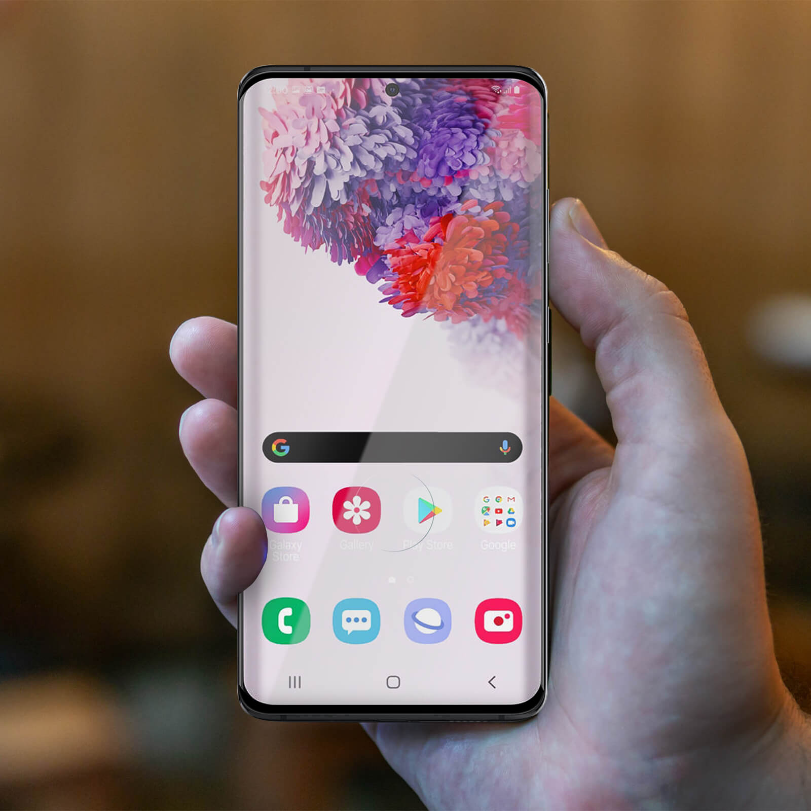 Una mano tiene uno smartphone con uno sfondo floreale colorato e icone delle app.