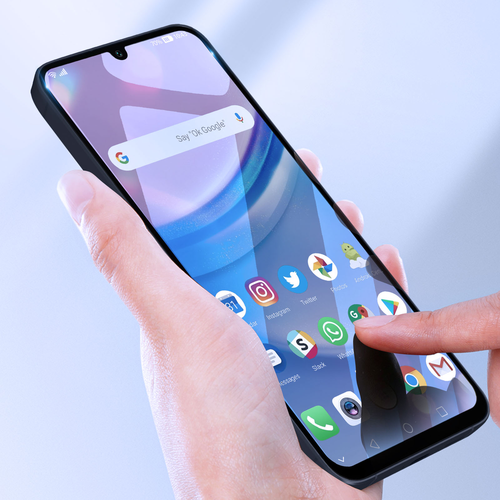 Une main tient un smartphone affichant la barre de recherche Google et des icônes d'applications. Un doigt touche l'écran.