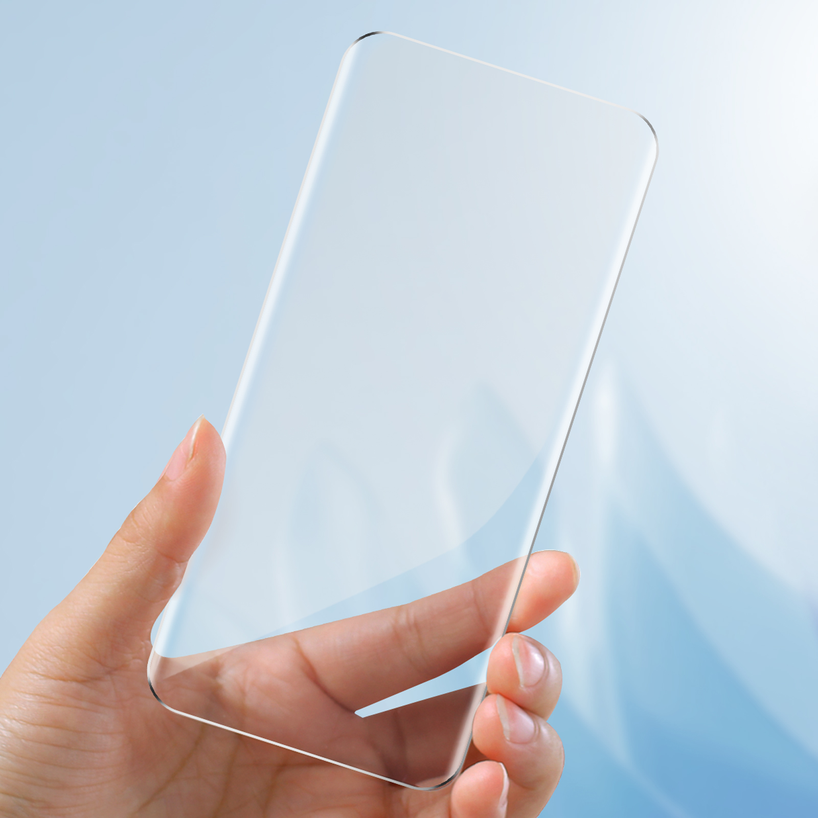Une main tient un protecteur d'écran de smartphone transparent sur fond bleu.