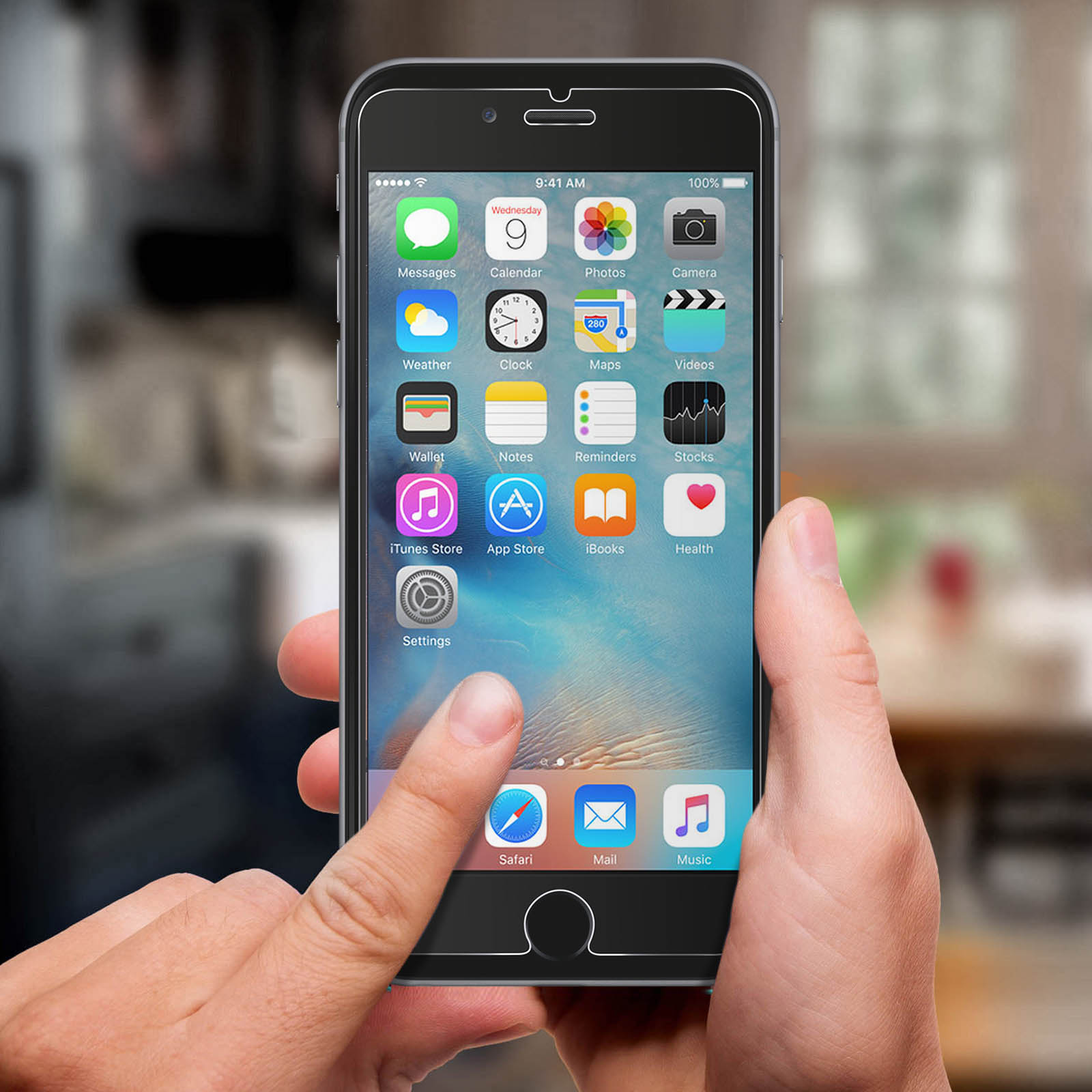Mani che tengono un iPhone con icone di app. Un dito tocca lo schermo.