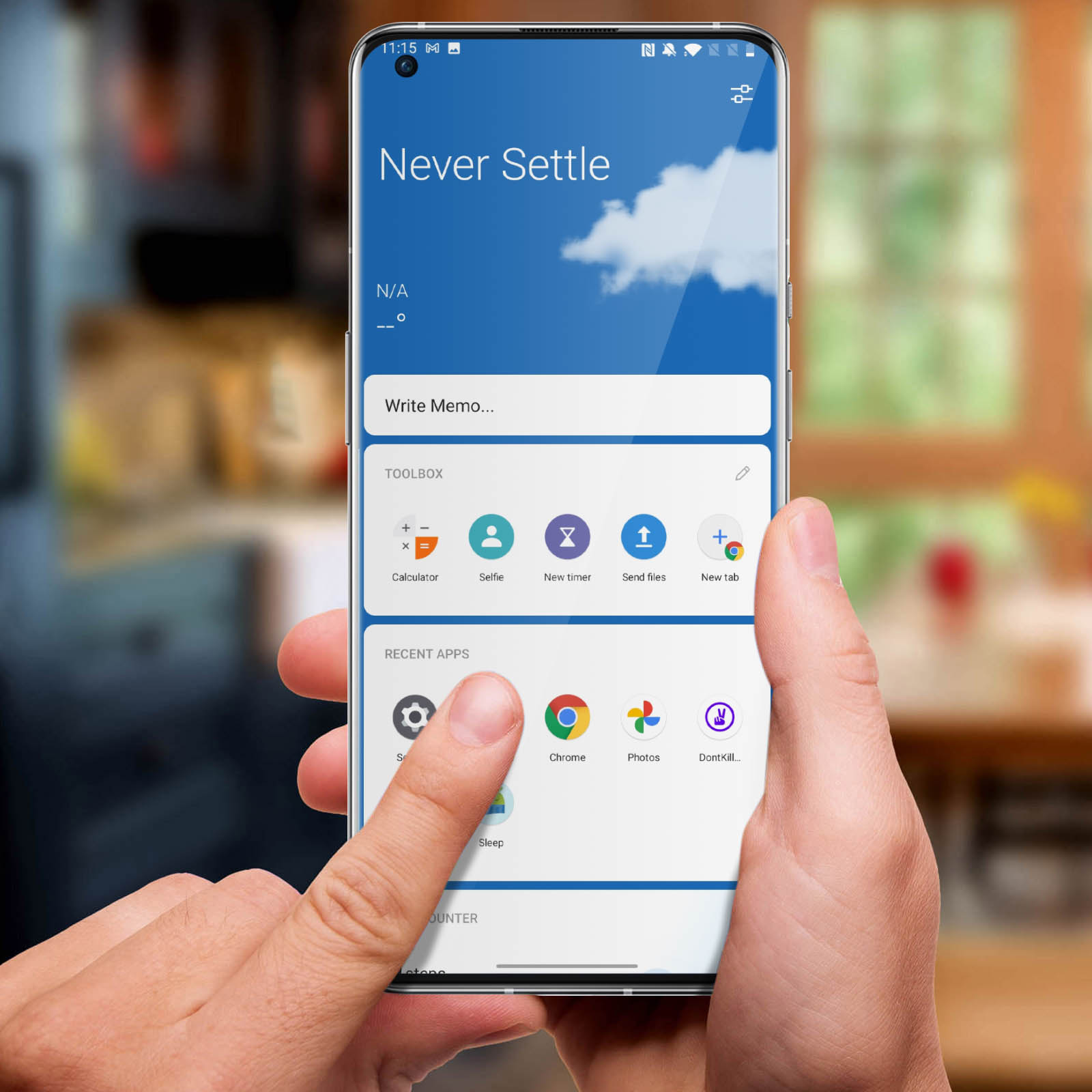 Mani che tengono uno smartphone che mostra un'interfaccia con app come Chrome e Foto.