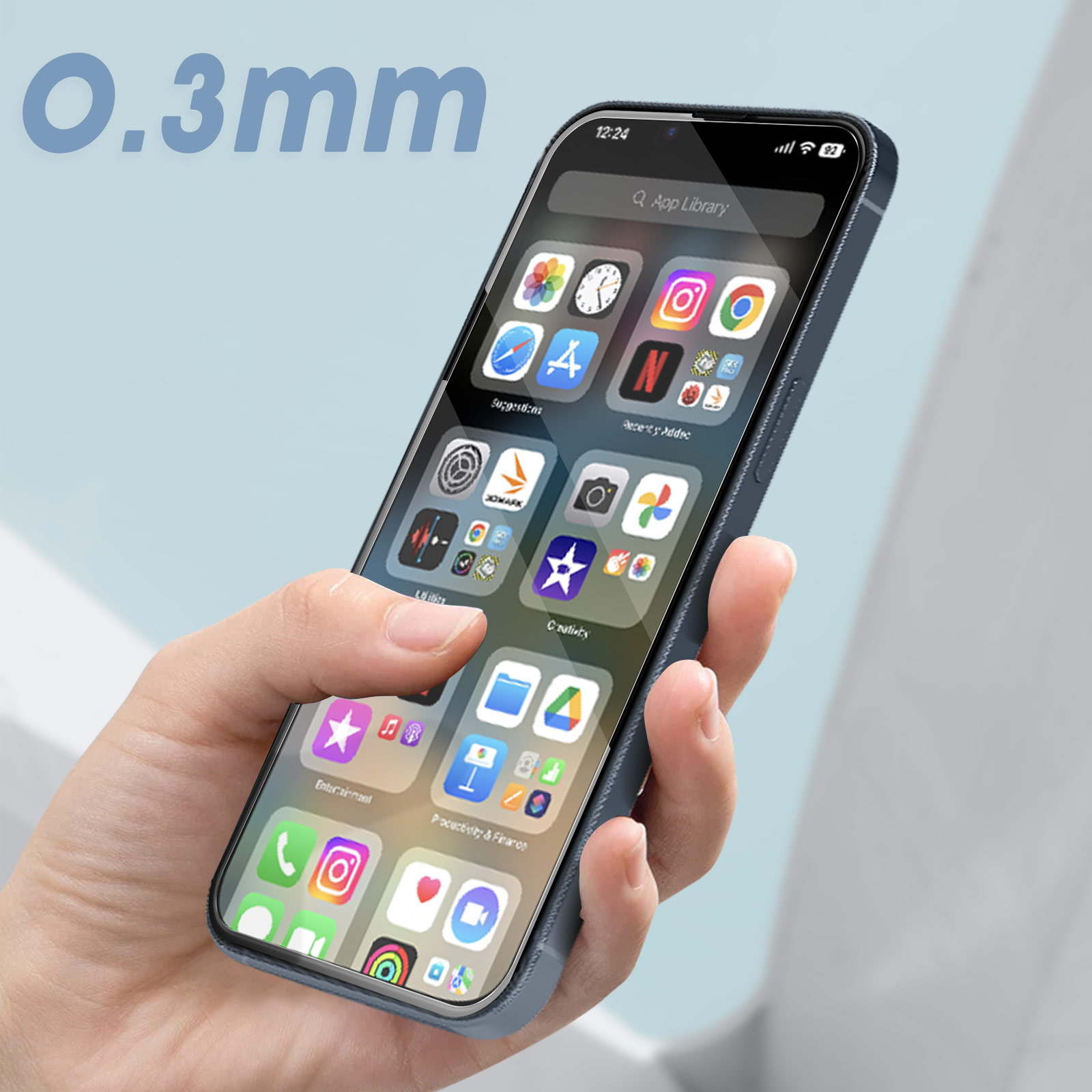 Une main tient un iPhone sombre avec sa bibliothèque d'applications ouverte. 0,3 mm.