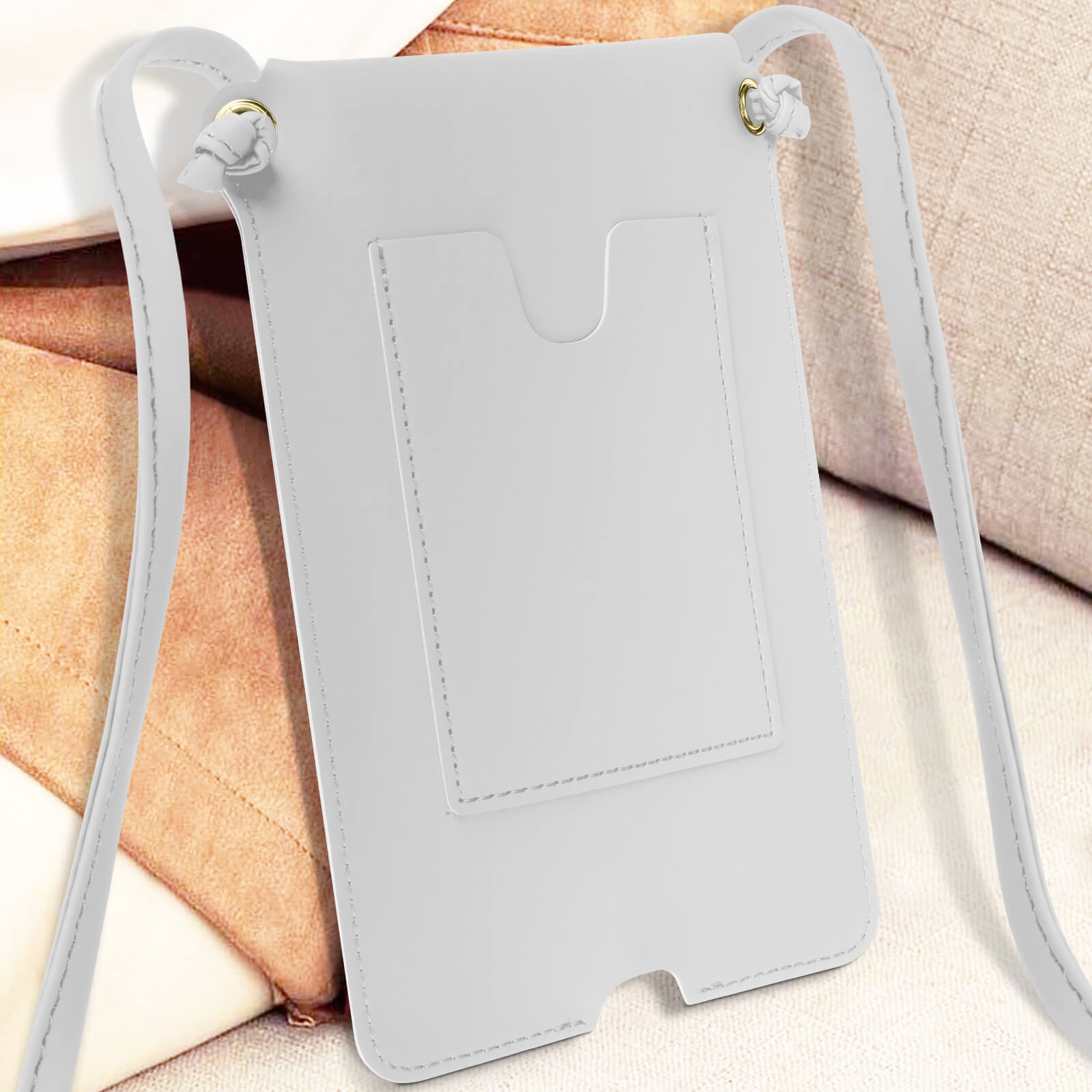 Eine weiße Handytasche mit einer Vordertasche und einem langen Riemen.