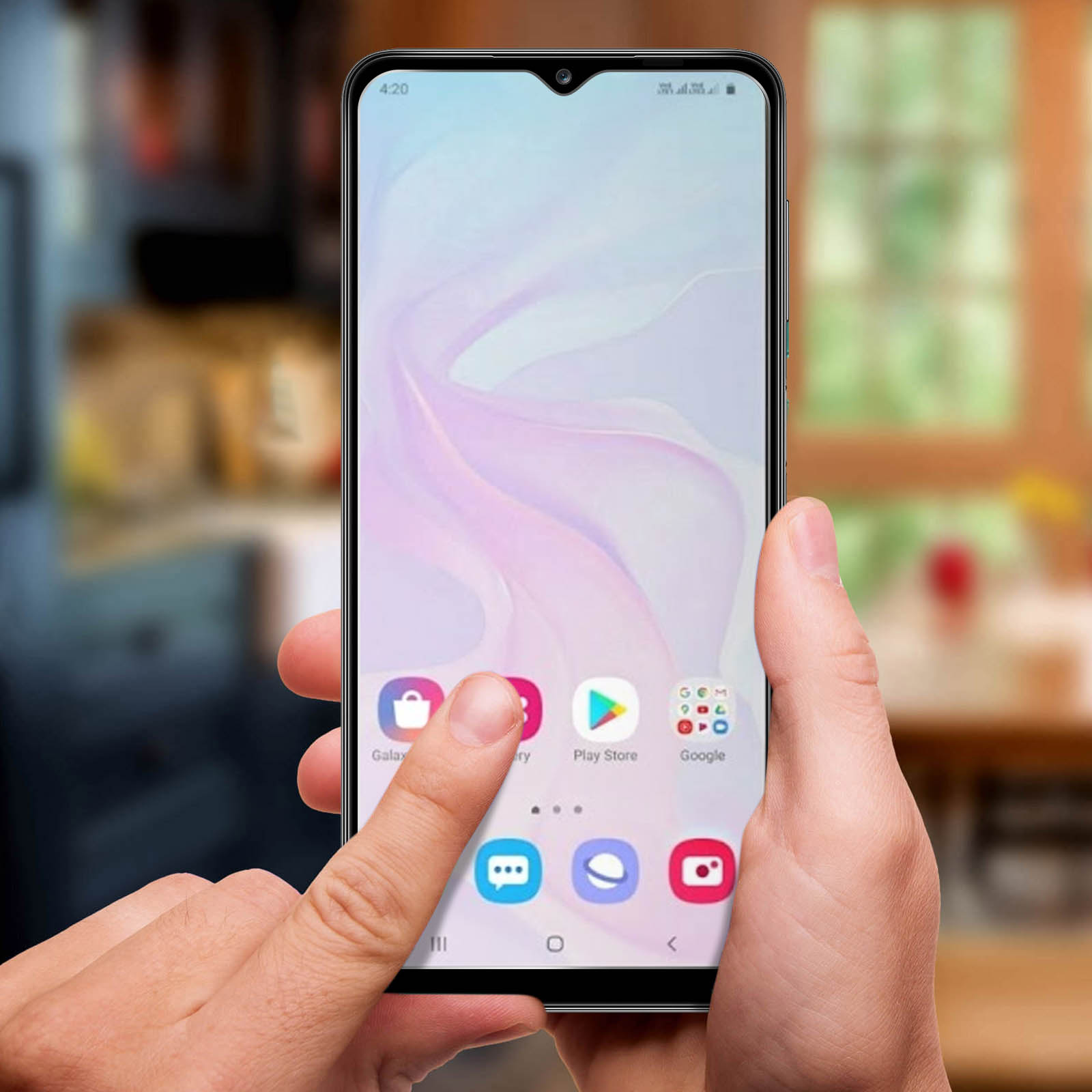 Un doigt touche l'écran d'un smartphone affichant des icônes d'applications. Arrière-plan flou.
