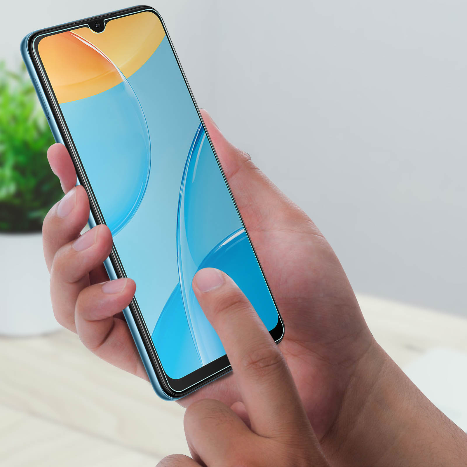 Mani che tengono uno smartphone blu con schermo blu e arancione.