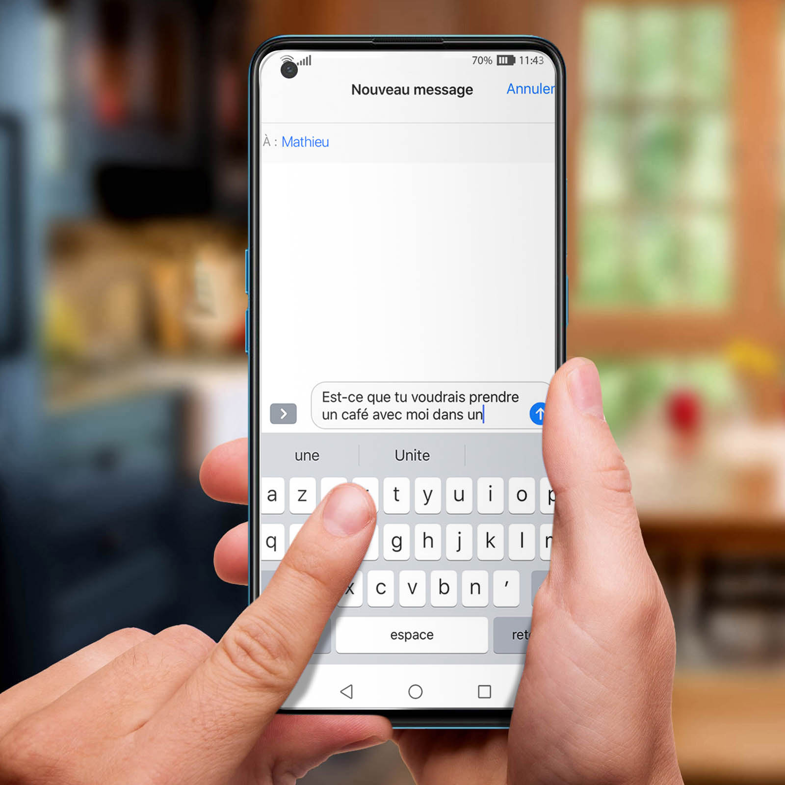 Un dito digita su una tastiera di smartphone per inviare un messaggio.