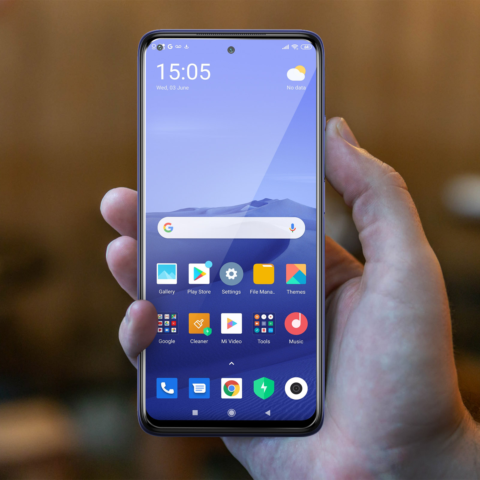 Una persona tiene uno smartphone con schermo blu che mostra app e un paesaggio.