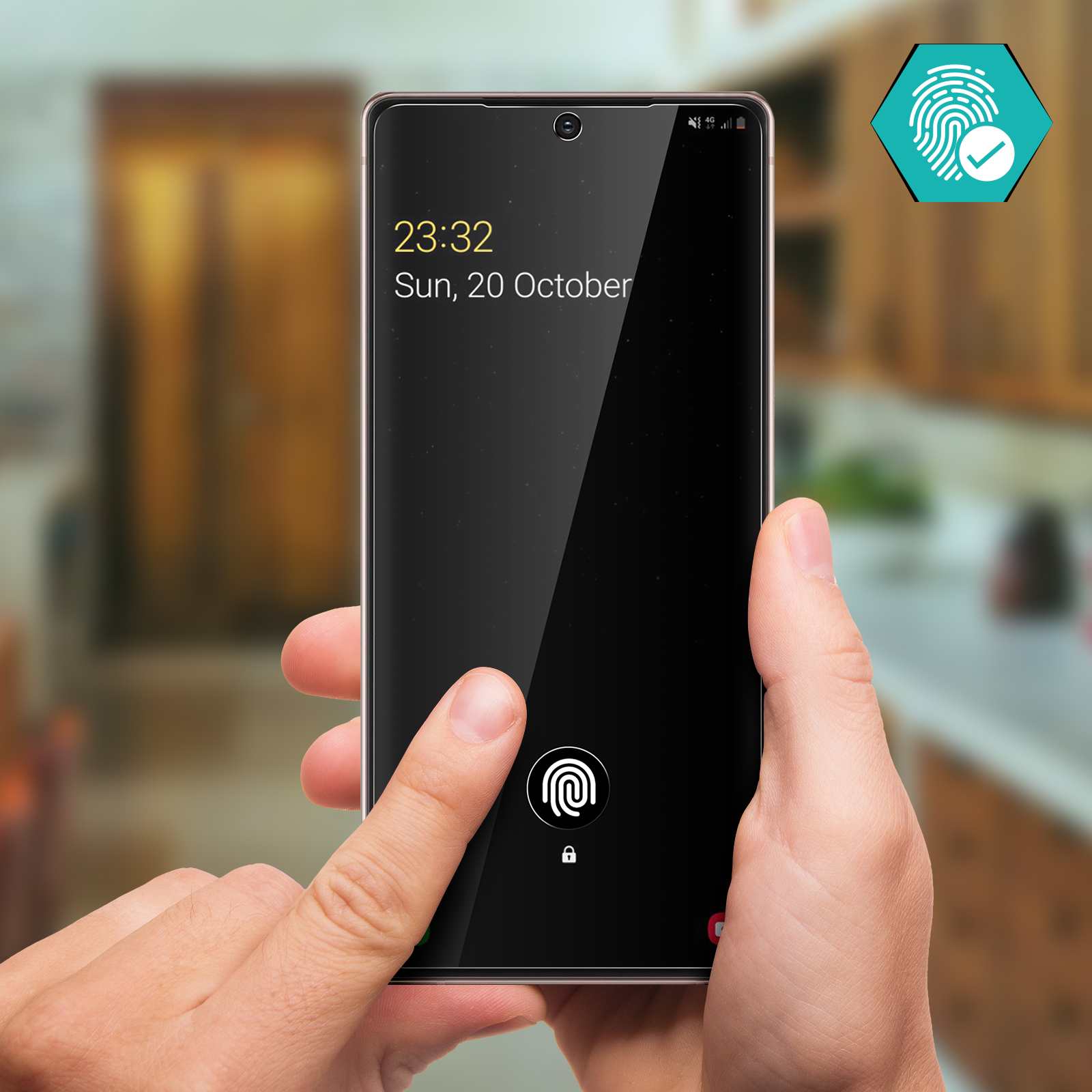 Une main tient un smartphone. Un doigt touche le capteur d'empreintes sur l'écran.