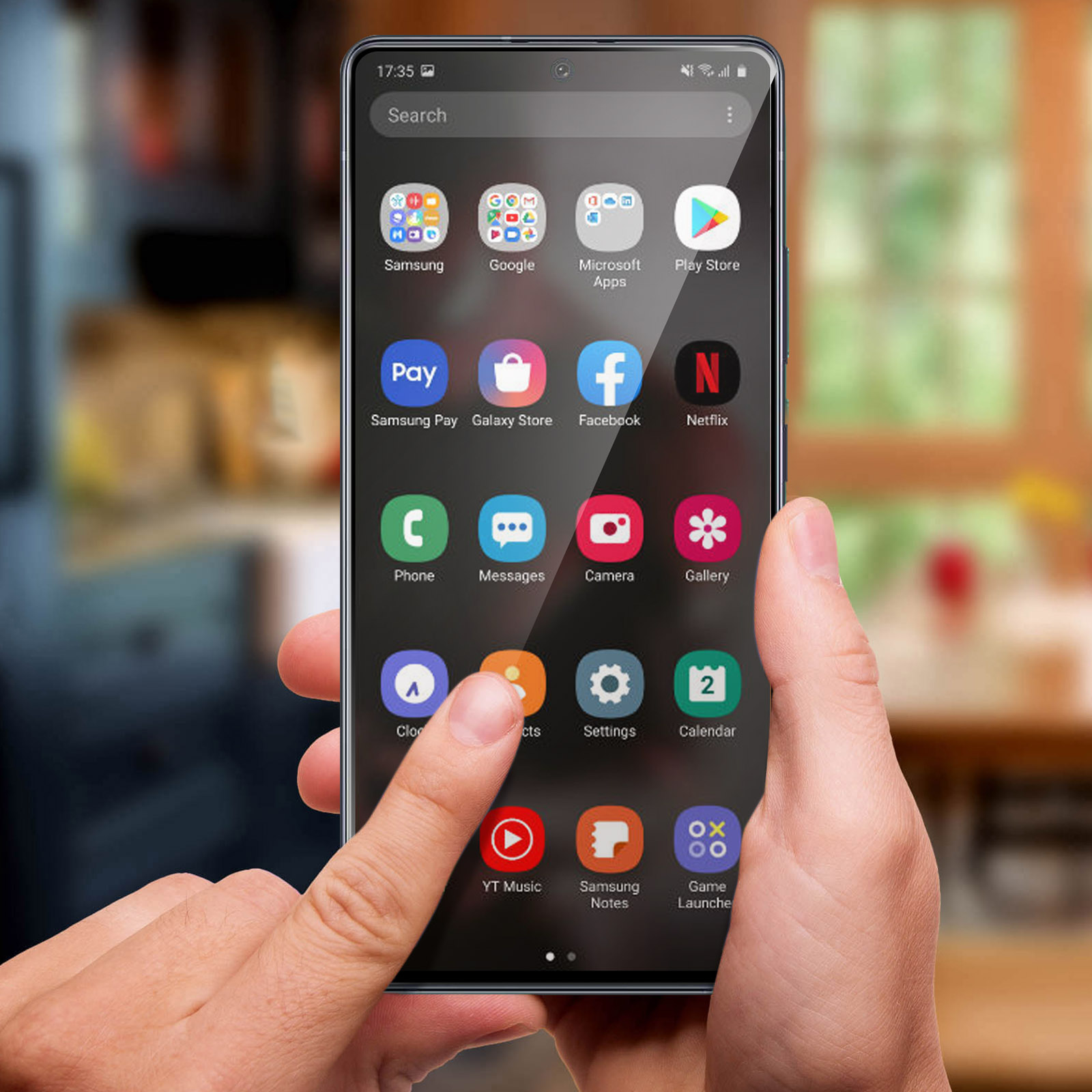 Un dito tocca lo schermo di uno smartphone con icone di app. Sfondo sfocato.