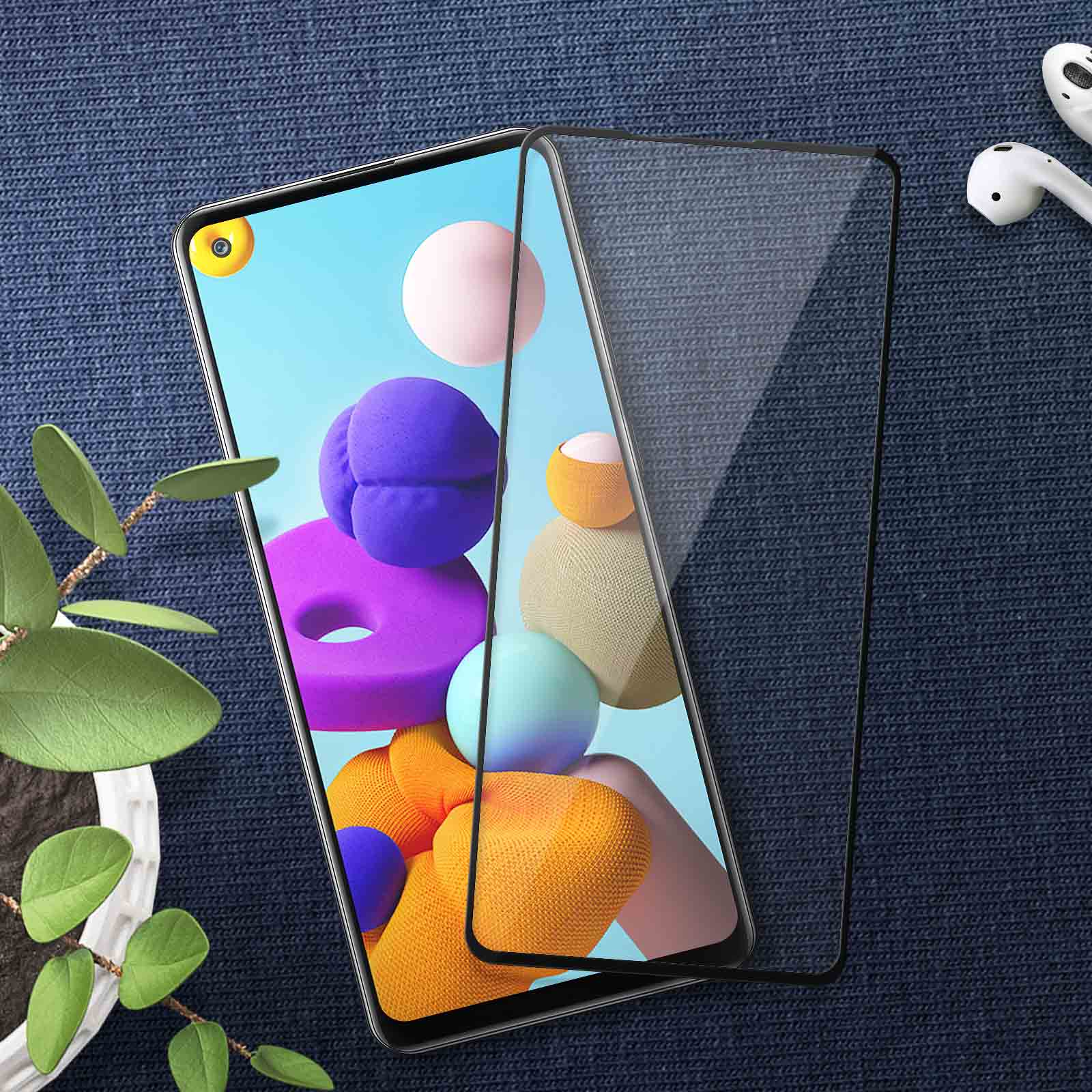 Een smartphone met schermprotector op een blauwe denim achtergrond.
