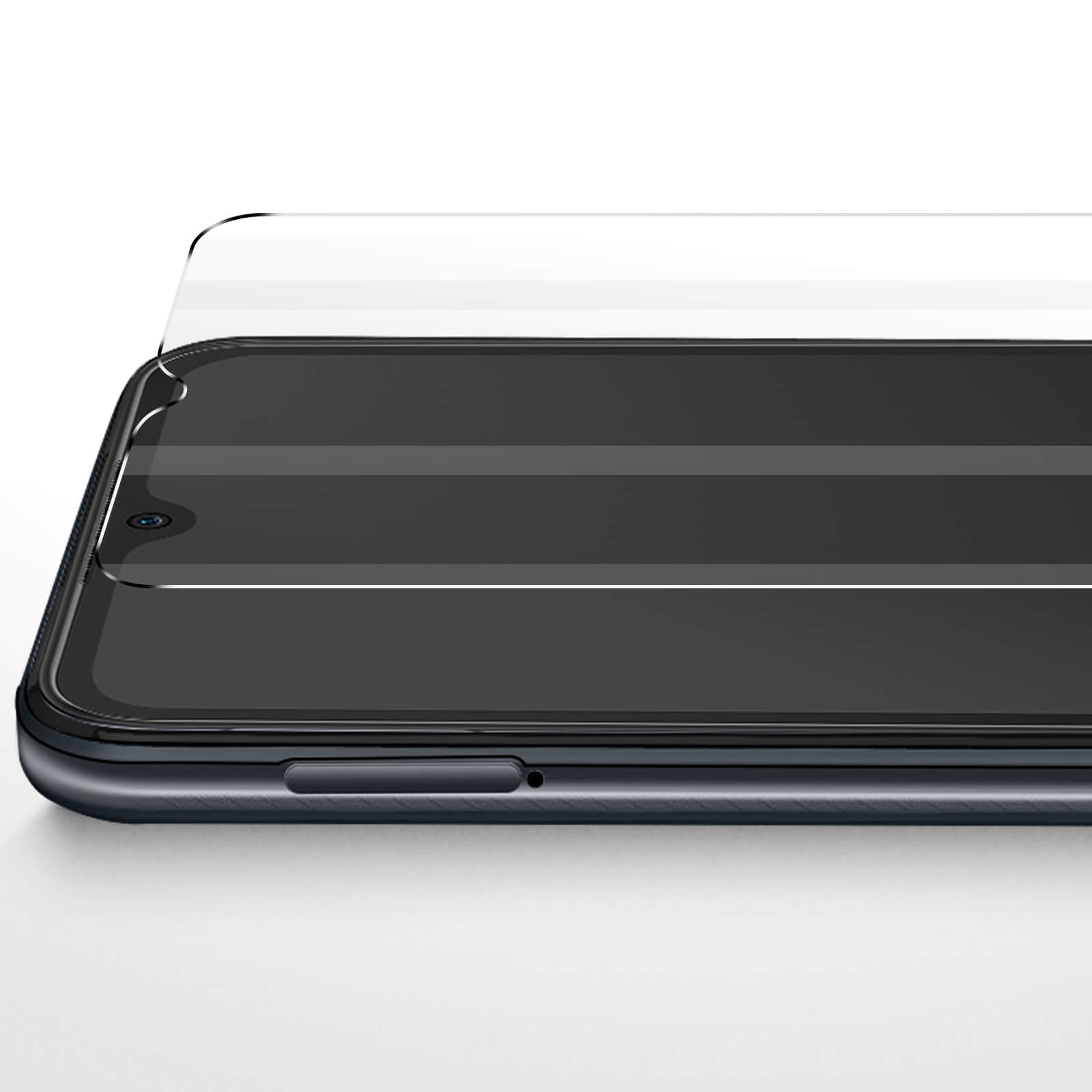 Una protezione per schermo in vetro è posta su uno smartphone scuro.