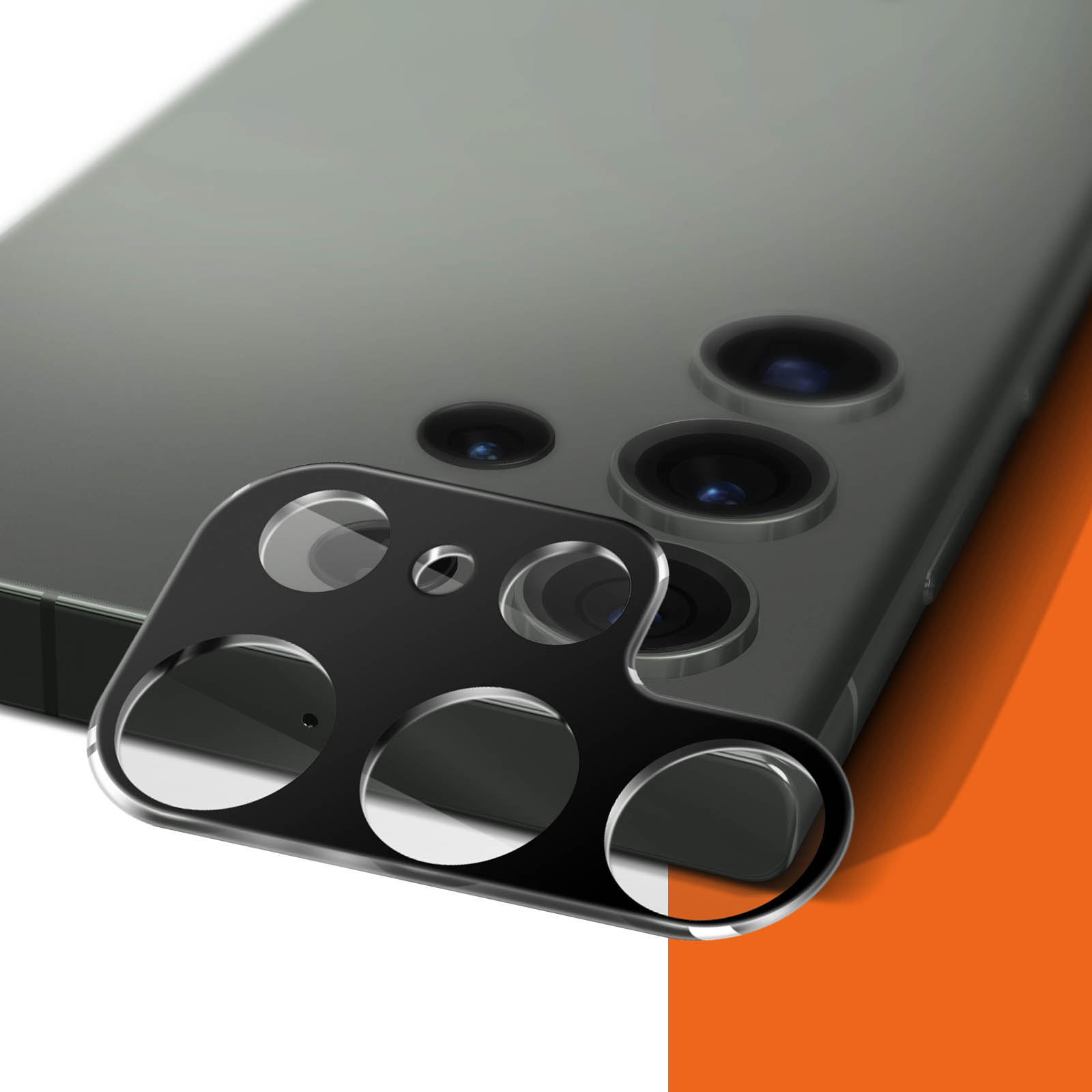 Una lente di fotocamera nera su un cellulare grigio.