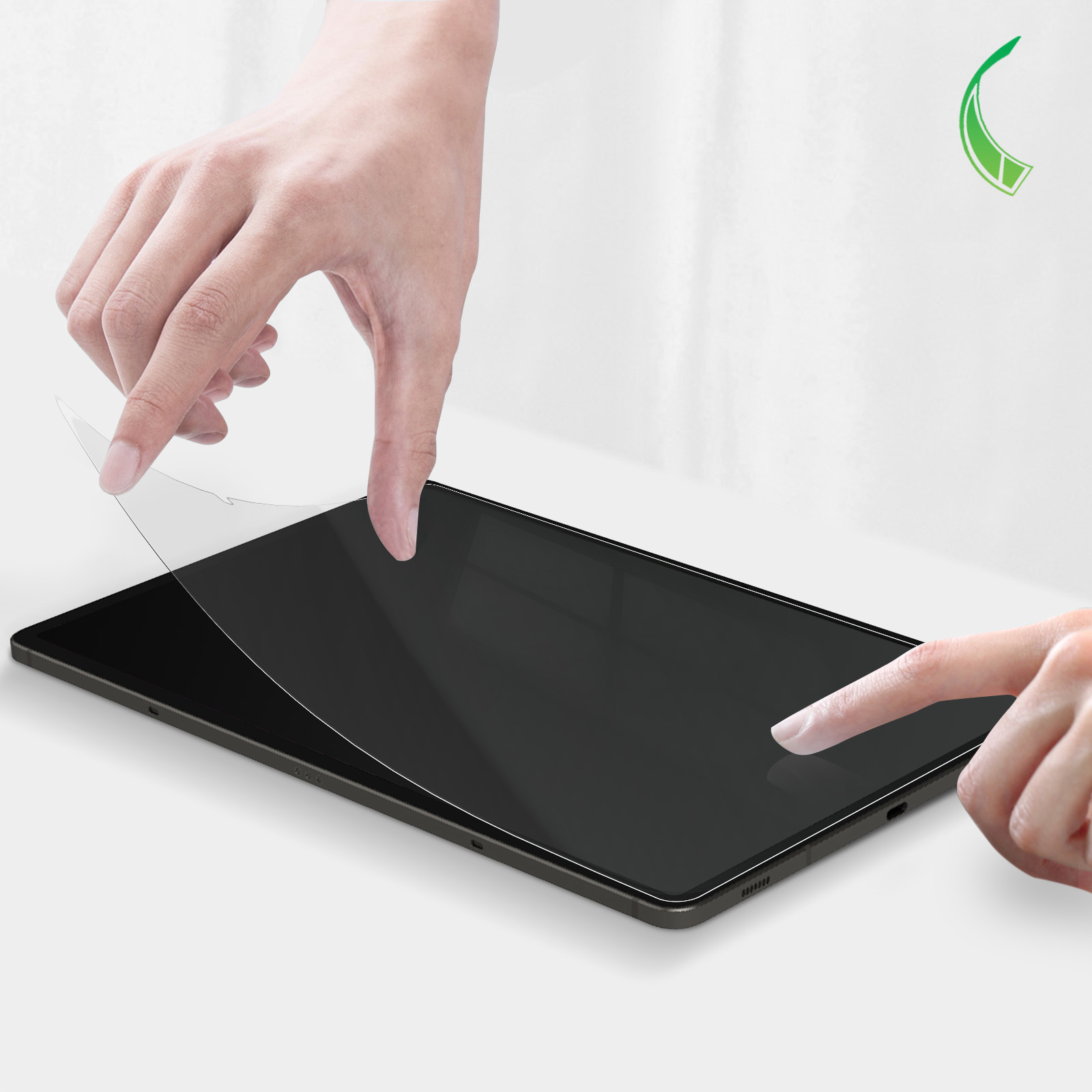 Handen brengen een schermprotector aan op een tablet.