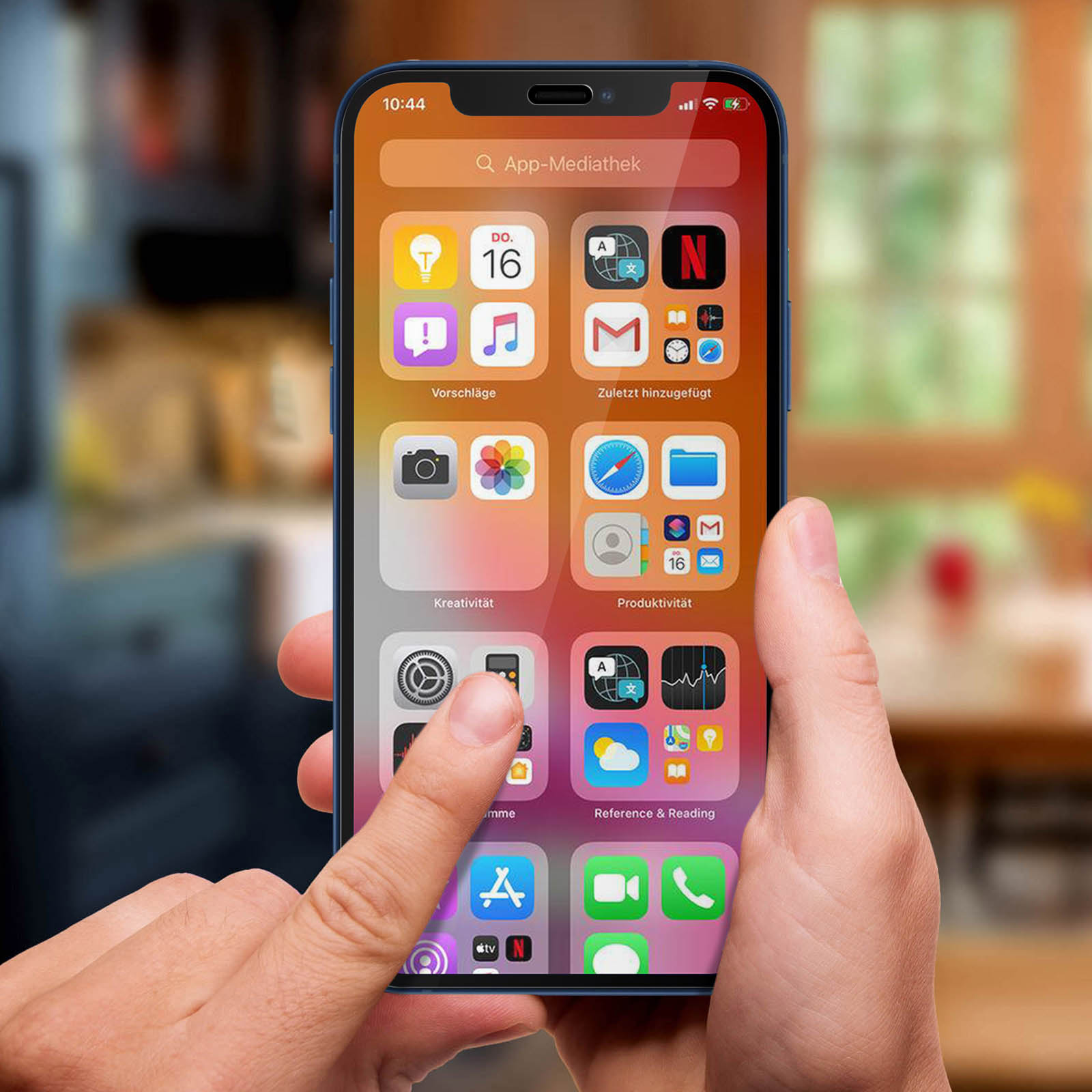 Een hand houdt een smartphone vast met het startscherm en veel app-pictogrammen.