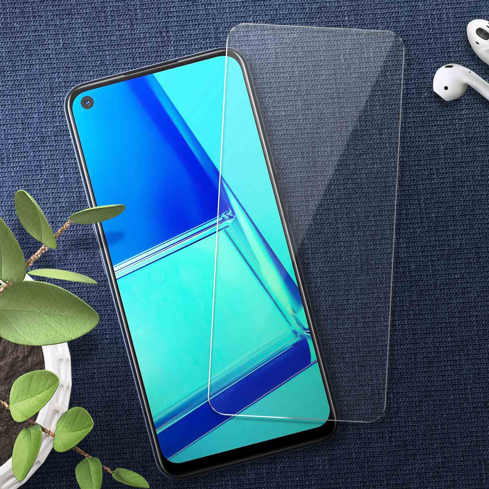 Uno smartphone con display blu e protezione schermo su superficie blu.