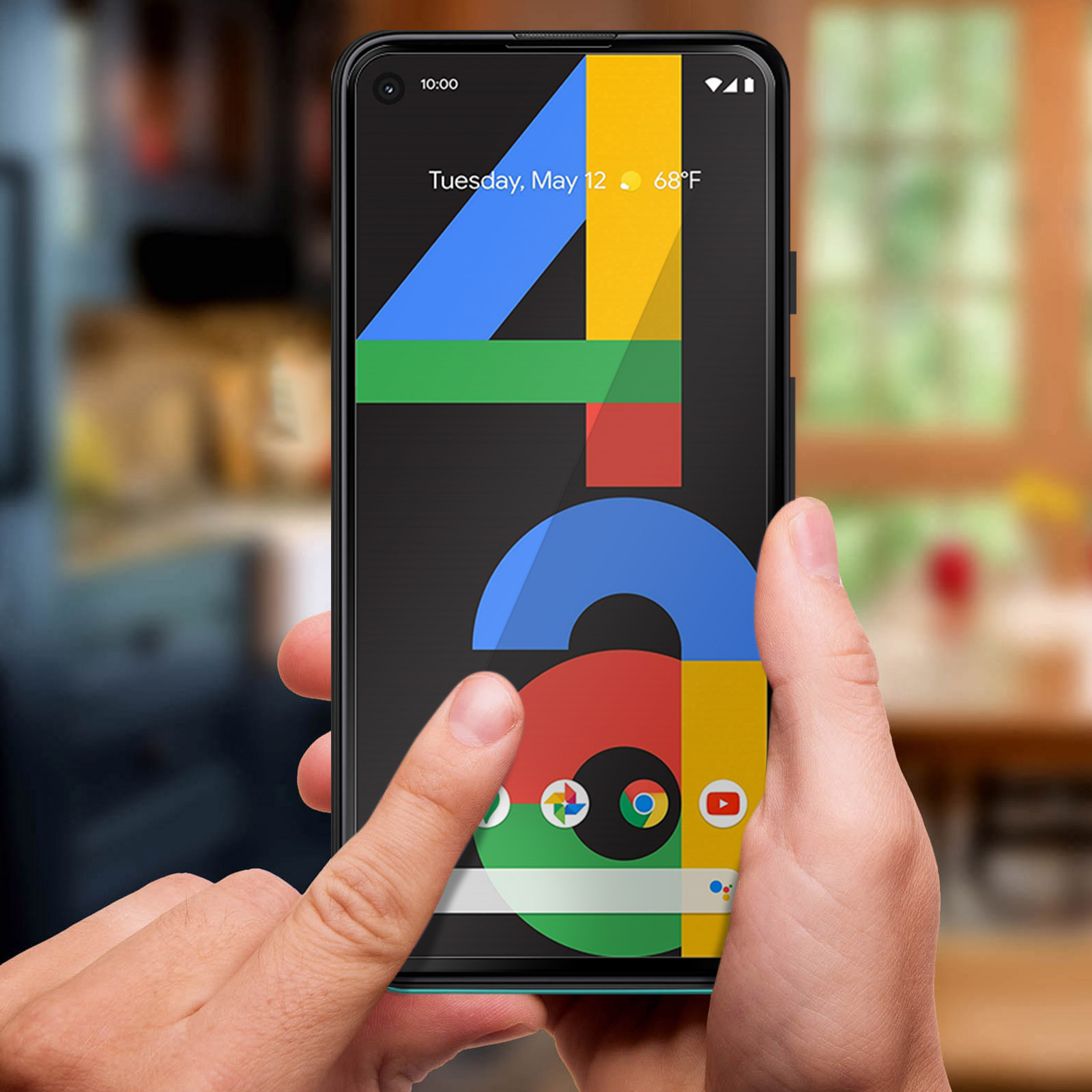 Una mano tiene uno smartphone con grafica colorata '4' e icone app. Un dito tocca lo schermo.