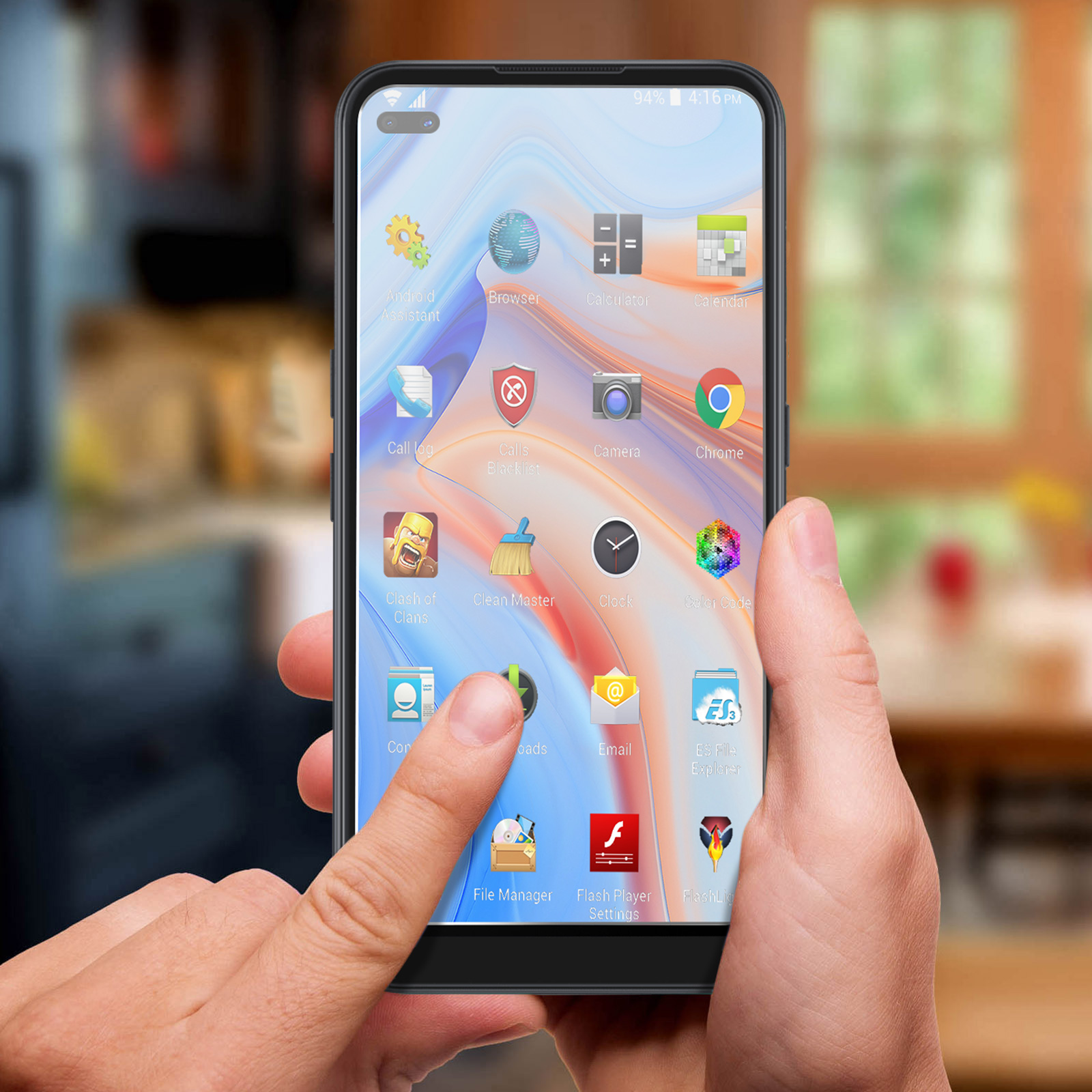 Mani che tengono uno smartphone con app come Browser, Fotocamera, Chrome e giochi.