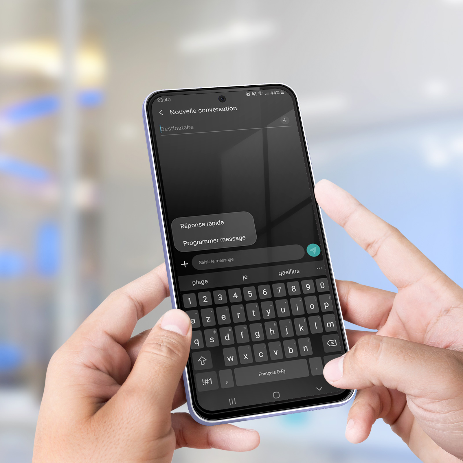 Handen houden een smartphone met toetsenbord en berichtenapp vast.