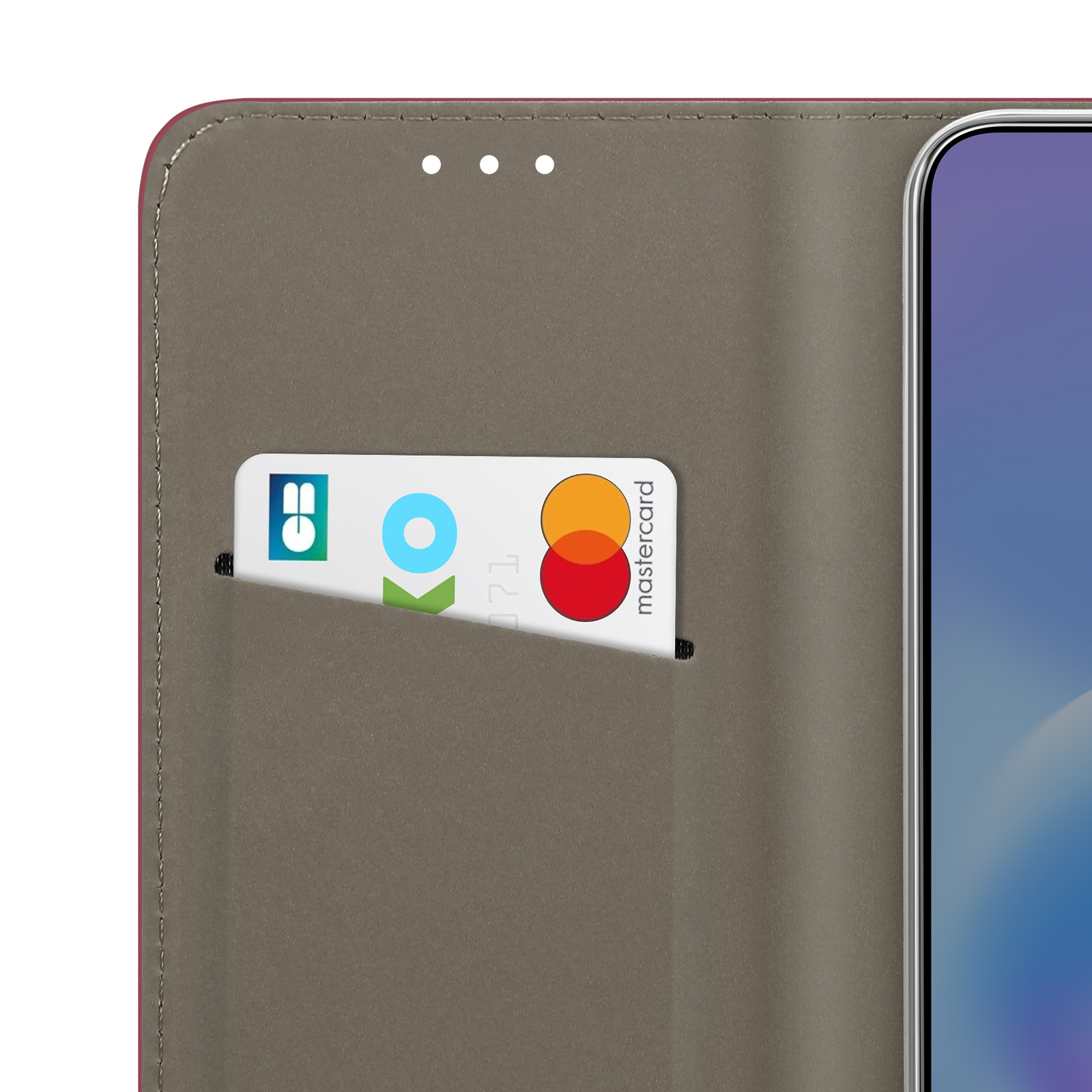 Une carte avec logo Mastercard est dans un étui portefeuille gris pour smartphone.