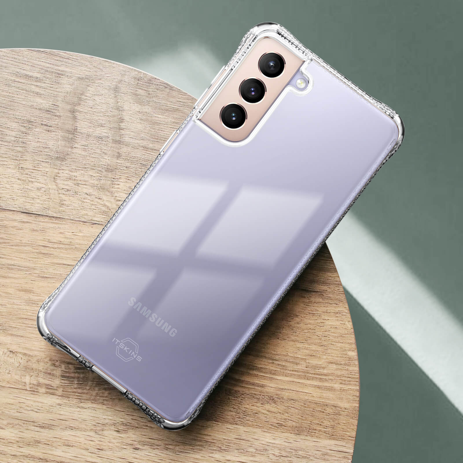 Un telefono Samsung trasparente con tre fotocamere giace su un tavolo di legno.