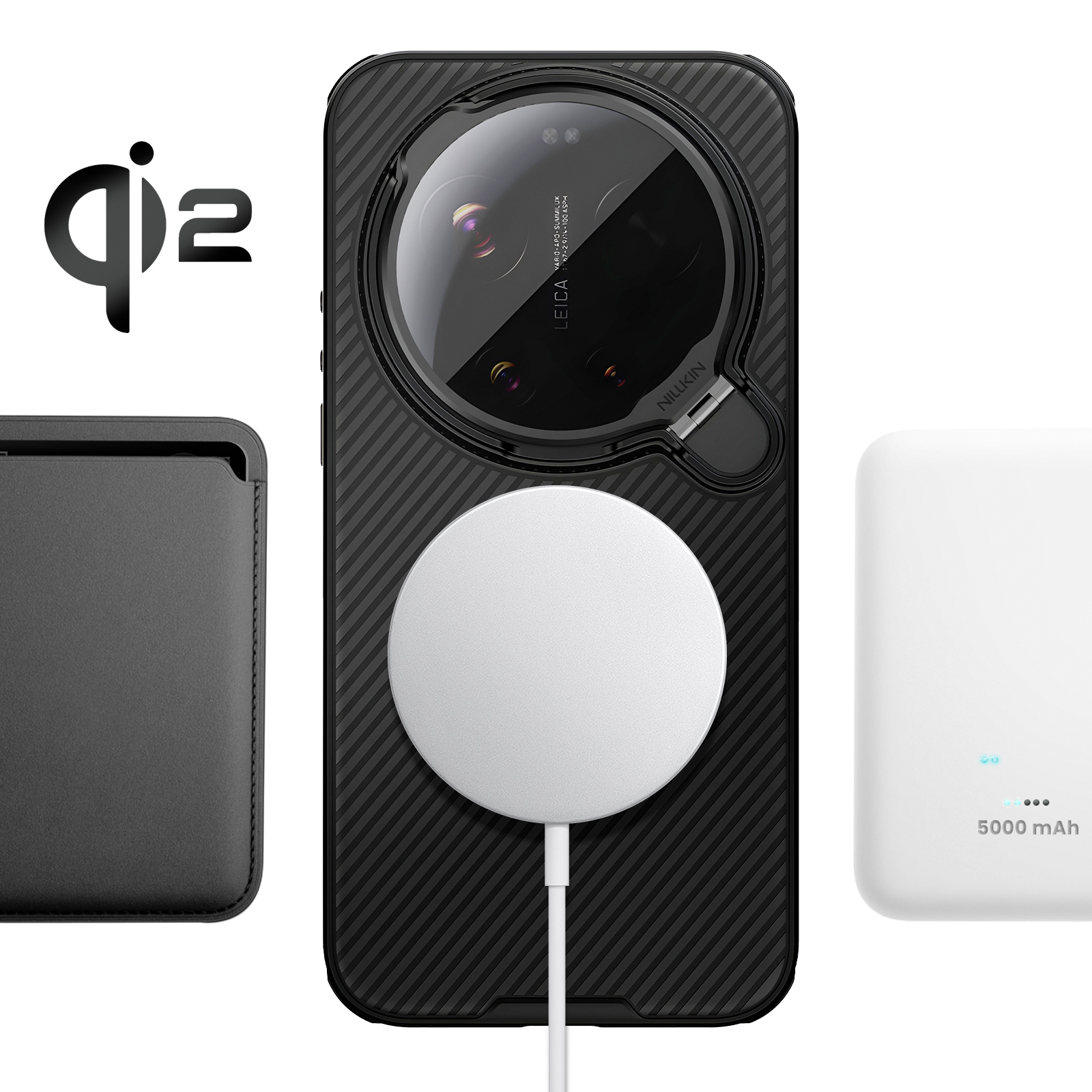 Logo Qi2, telefono nero con fotocamera e cerchio di ricarica, cover nera e caricatore bianco.
