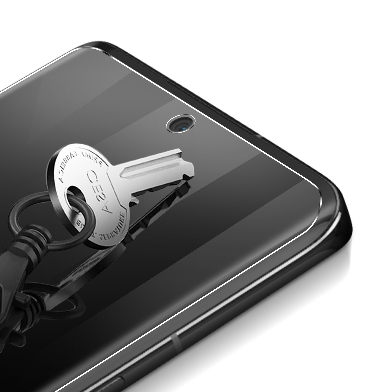 Una chiave argentata con un portachiavi nero poggia su uno smartphone scuro.